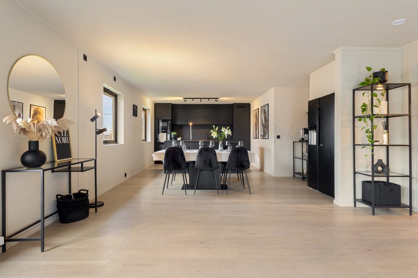 Eiendomsmegler Norge v/Eiendomsmegler Tomi Christian Johansen, presenterer her en nydelig, stor og betydelig oppusset 1/2 part av tomannsbolig med hybel og romslig garasje. Galleribilde