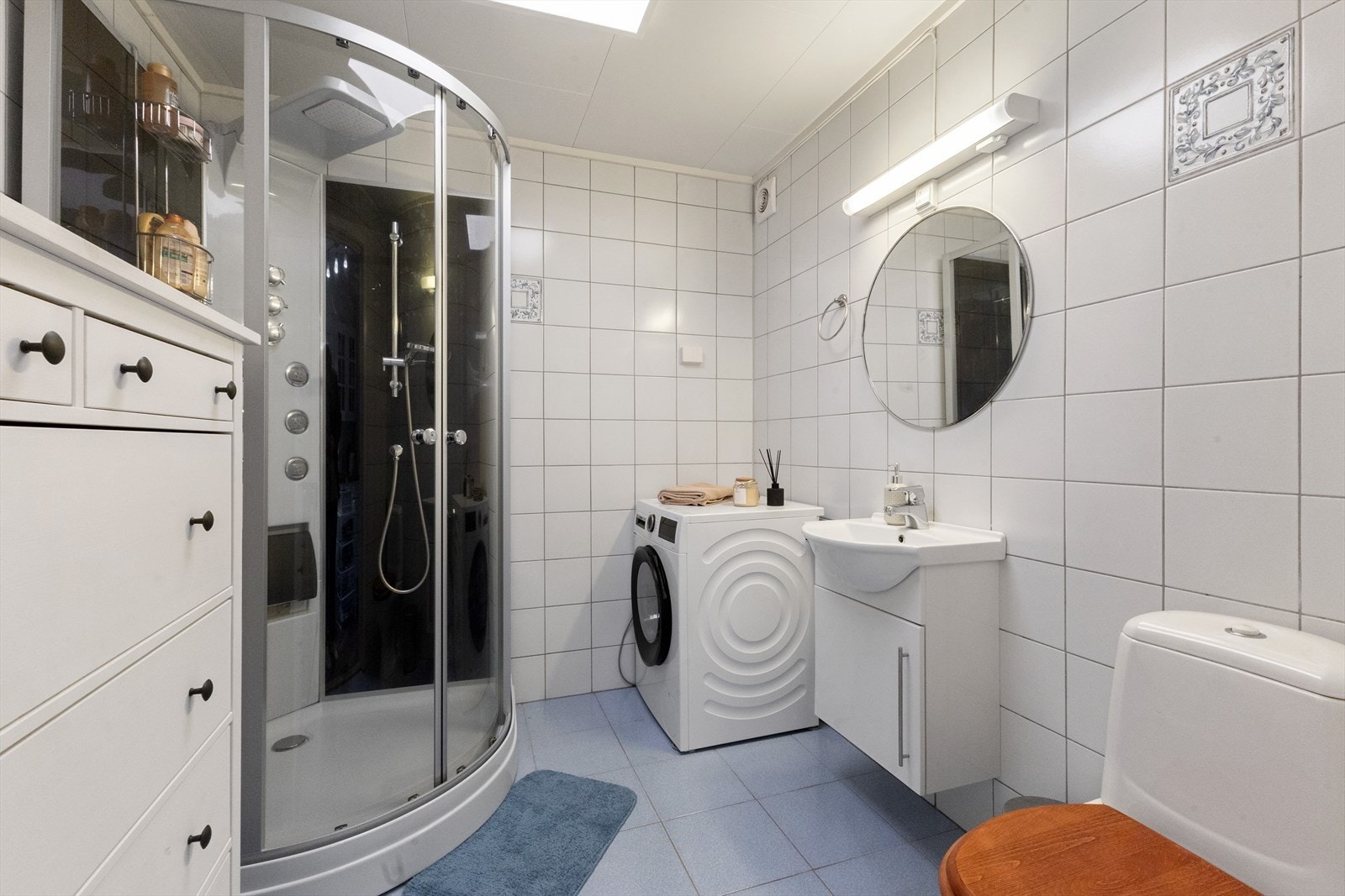 Badet til hybelen er god av størrelse med opplegg for vaskemaskin og tørketrommel. Galleribilde