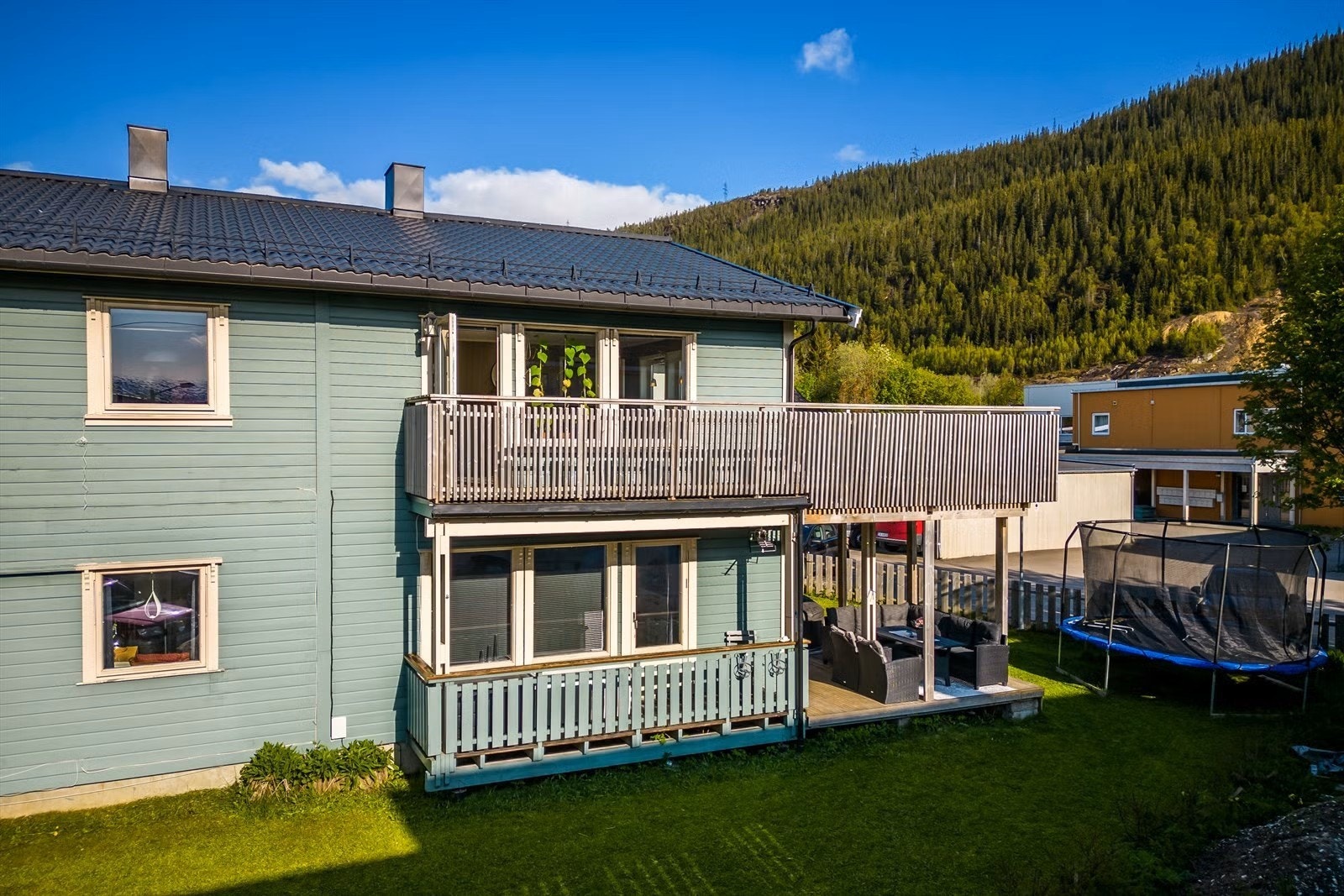 Leiligheten spenner seg over 2.etg i tillegg til deler av 1.etg. Galleribilde