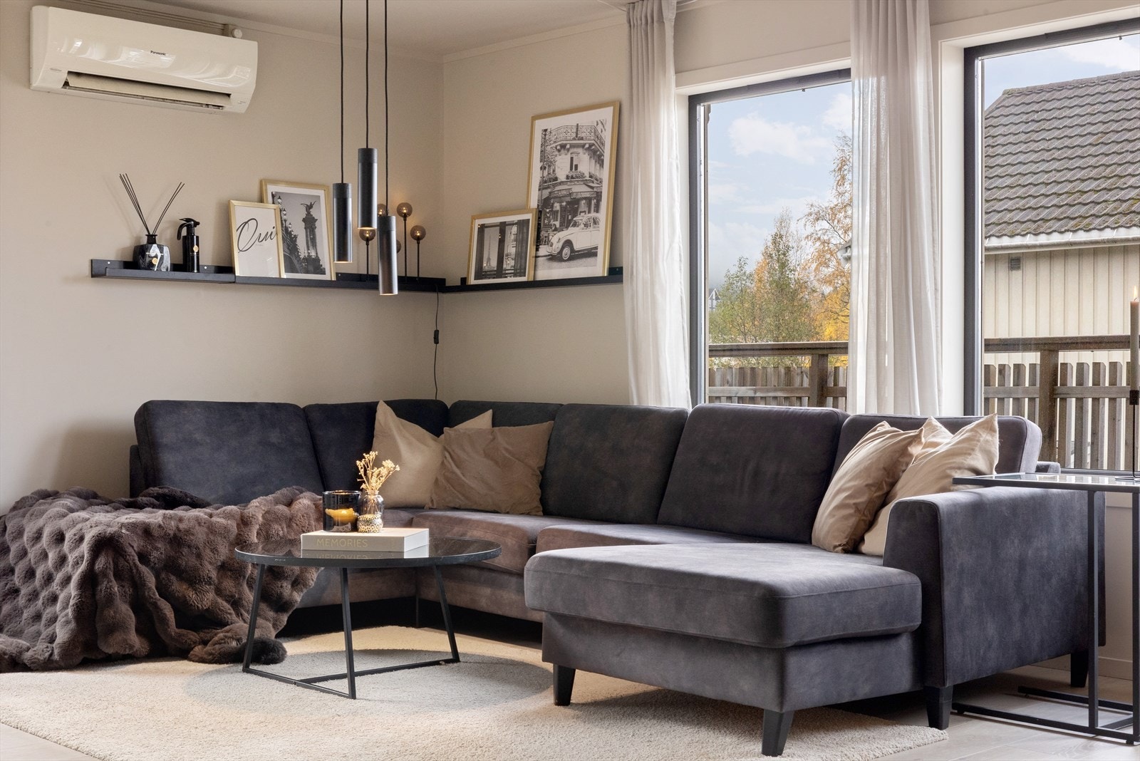 Boligens oppholdsrom er det perfekte sted for å huse gjester! Galleribilde