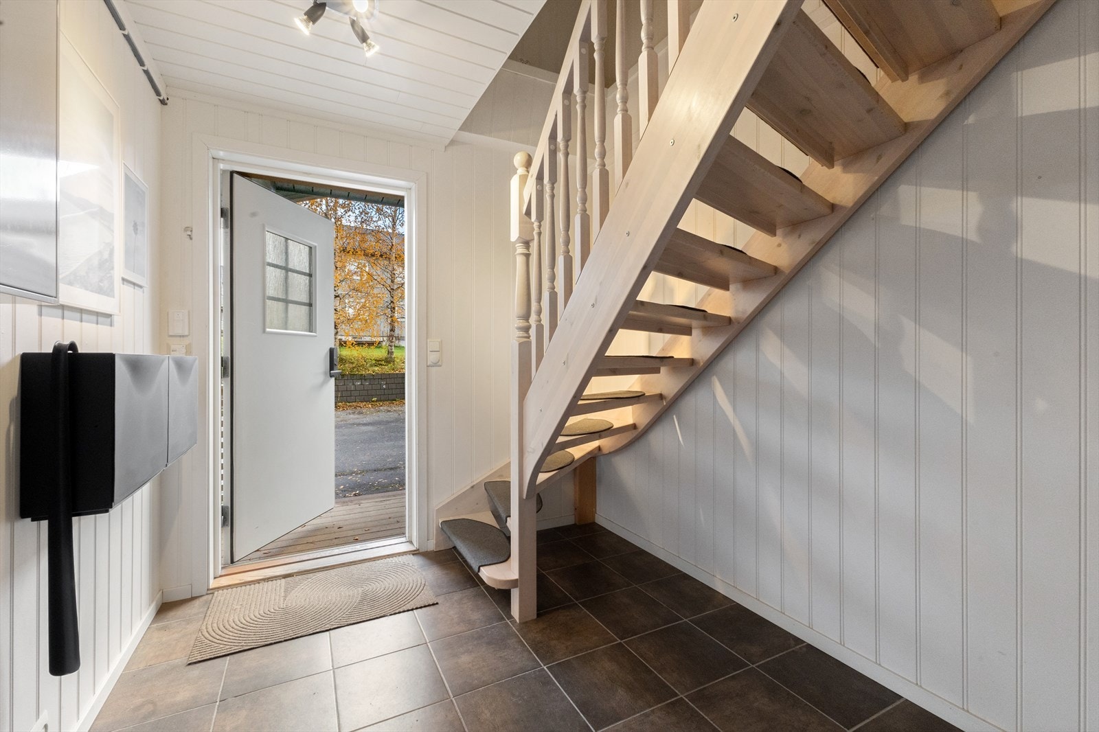 Velkommen inn! Dette er hovedinngangen til hoveddelen. Hybelen har en egen inngang rett ved siden av denne ytterdøren, fra yttersiden. Galleribilde