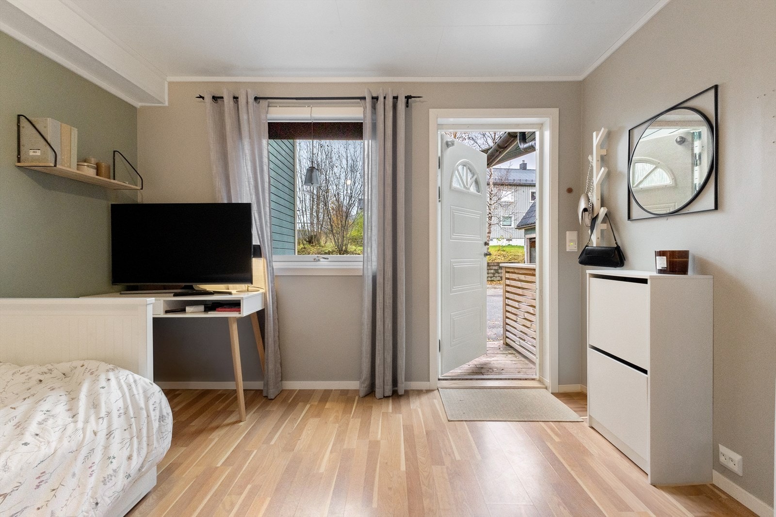 Hybelleiligheten er på ca. 20 m² og har egen inngangsdør. Galleribilde