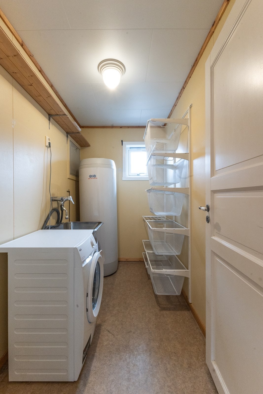 Som en ekstra gode, har du et praktisk og separat vaskerom med god plass til oppbevaring. Galleribilde