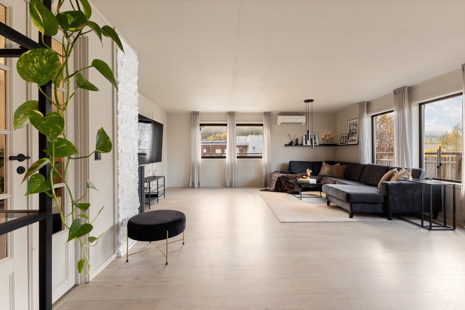 Stue og kjøkken er malt i fargen Sand, og de svarte detaljene er gjennomgående. Galleribilde