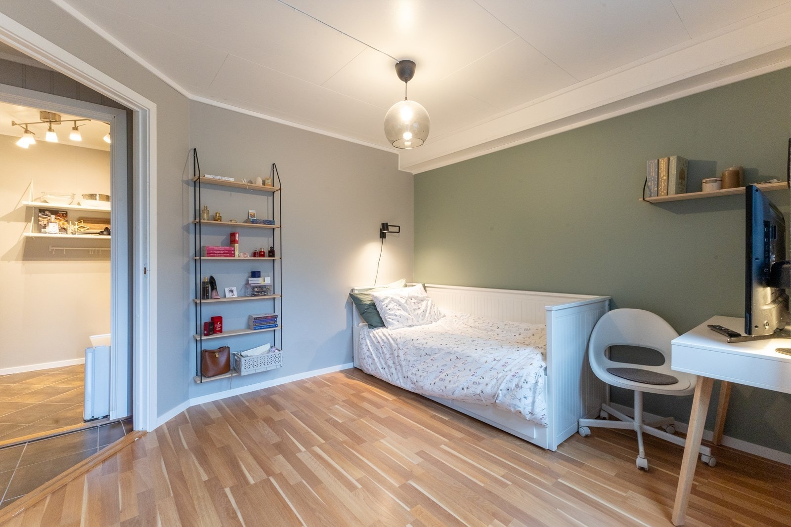 Hybelleiligheten består av stue/soverom, kjøkken og bad. Alle rom i hybelen har behagelige varme i gulv. Galleribilde