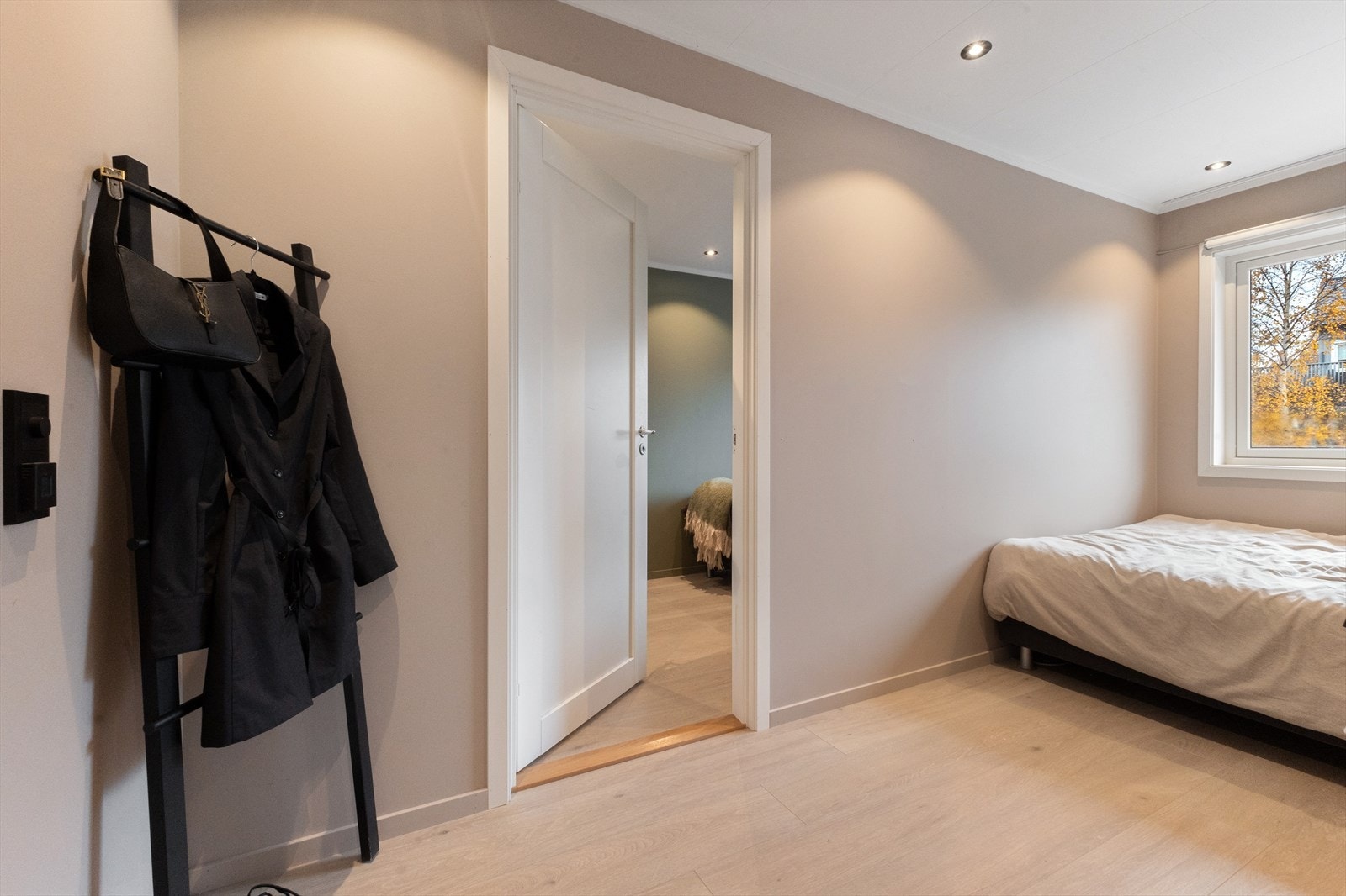 Det "rosa" rommet har varmefolie i gulvet og ligger vis-a-vis soverom 3. Det er to inn/utganger til dette rommet som kan benyttes, slik at om man ikke ønsker gjennomgang via soverom 3, så er det bare å bruke inn/utgang som går via dør til stuen. Galleribilde