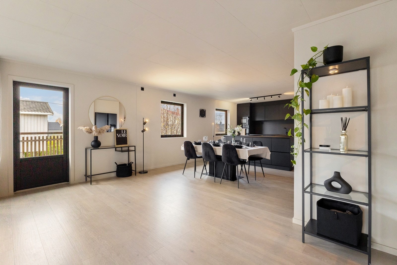 Mot kjøkken og ut/inngang til terrassen. Galleribilde