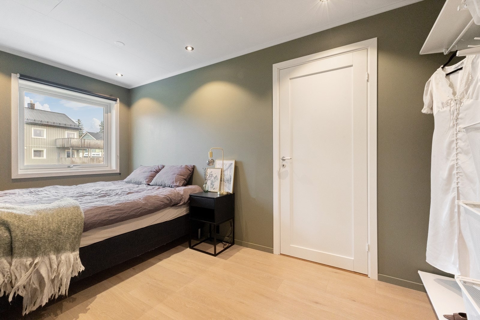 I hovedetasjen finner du hele fire soverom. Dette er soverom nr. 3. Galleribilde