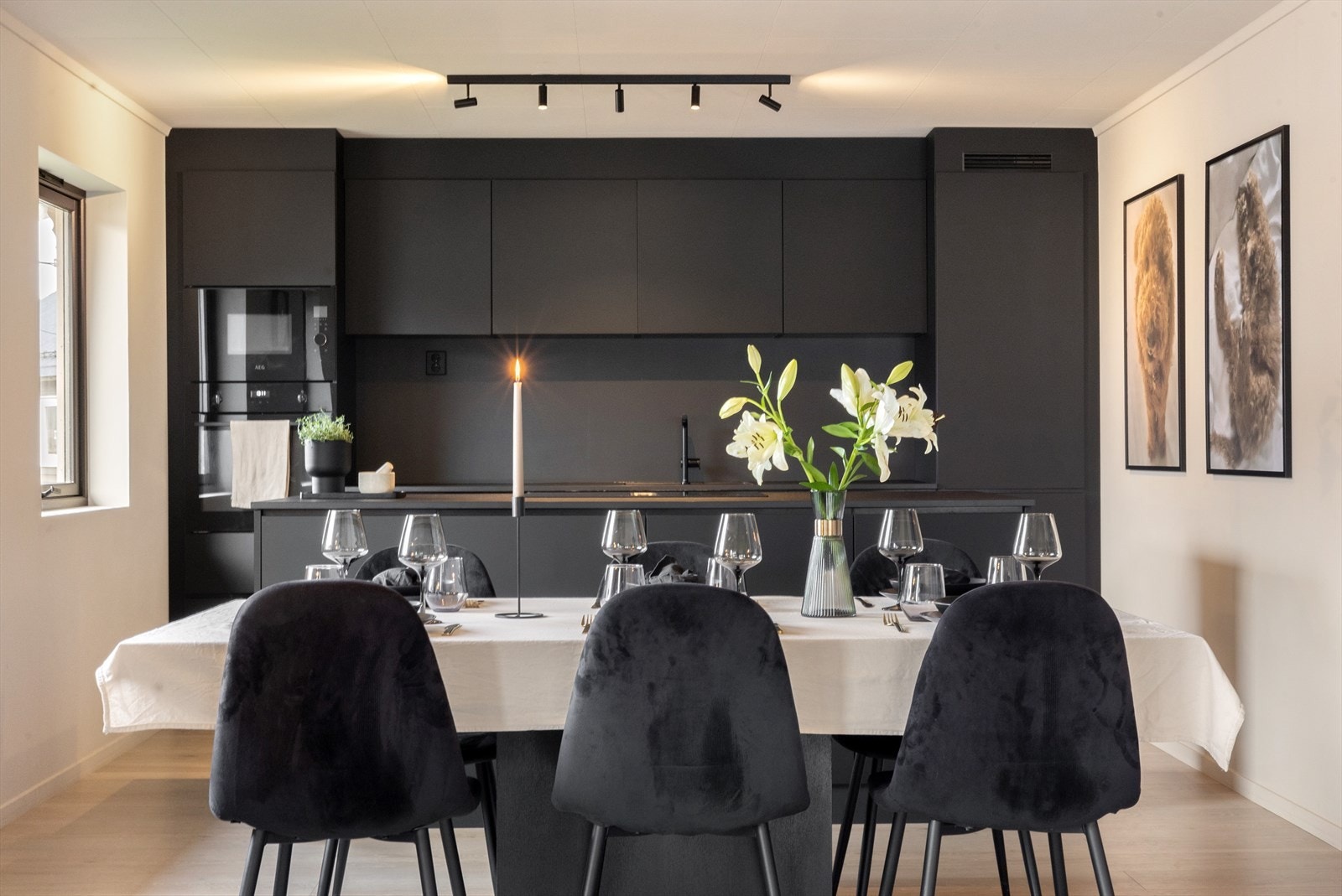 Kjøkkeninnredningen er av merket Kvik og ble montert i 2024. Mellom benk og overskap er det malt med trestjerners gulvmaling, i eksakt samme farge som innredningen på kjøkkenet. Galleribilde