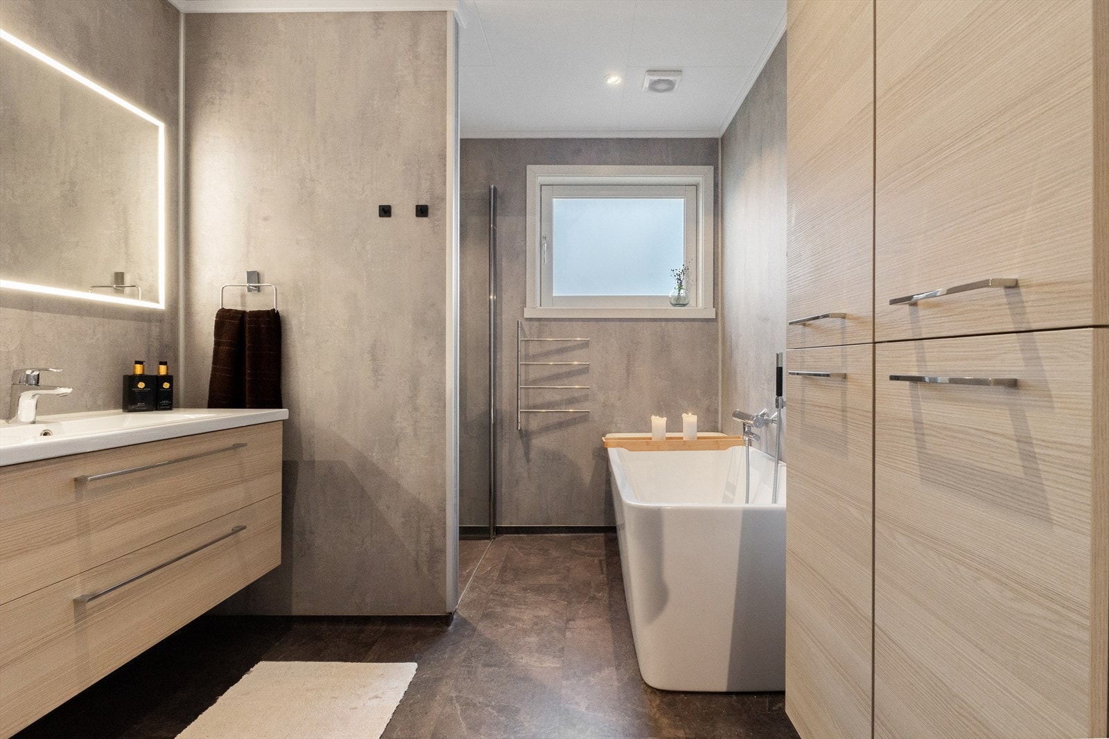 Her er det vinylbelegg med varmekabler i gulv, baderomsplater på vegger og malte plater i himling. Galleribilde