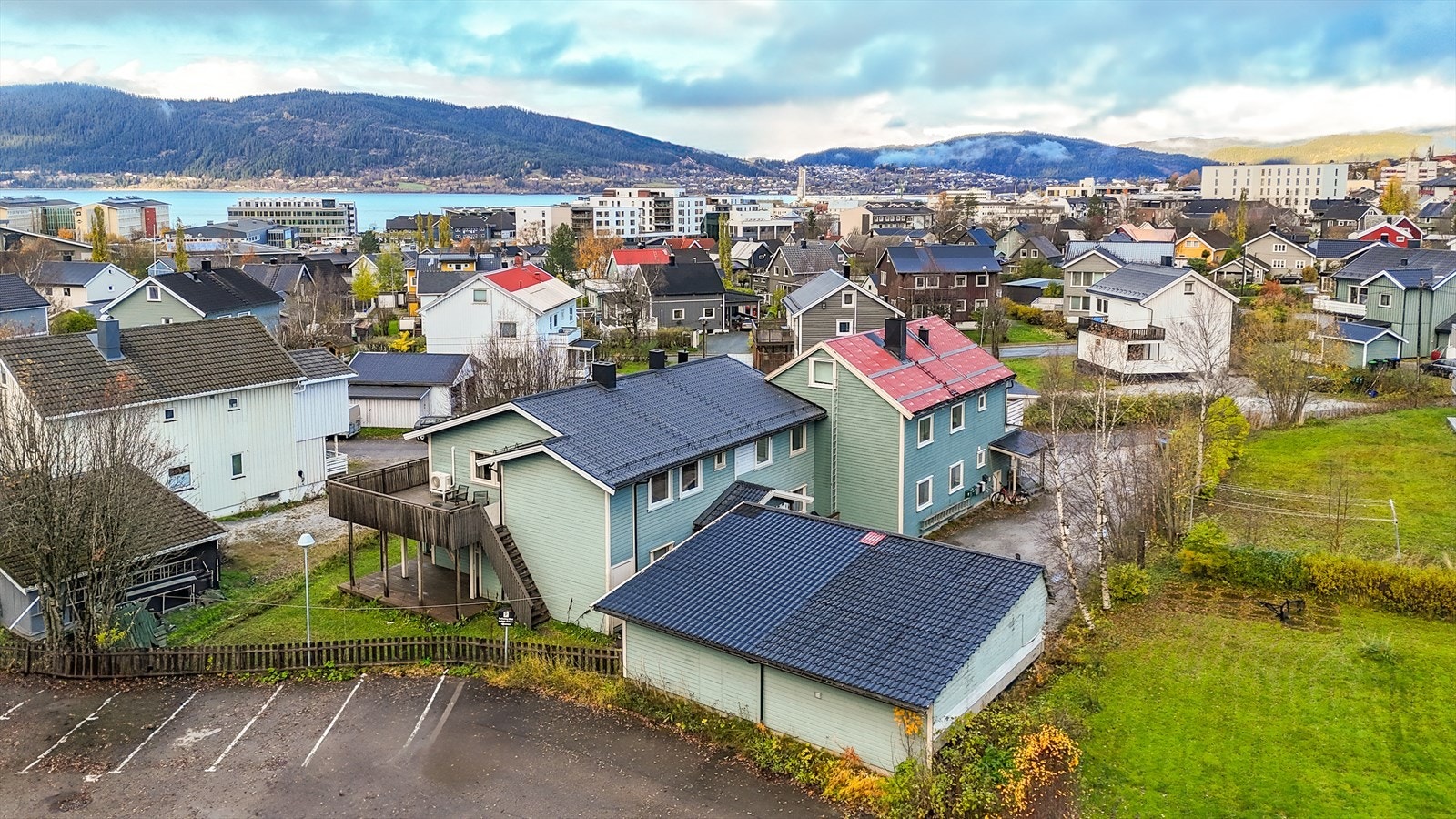 Ønsker du å bo nært sentrum og samtidig ha gode leieinntekter hver måned? Da ønsker jeg deg velkommen til en hyggelig visning! Galleribilde