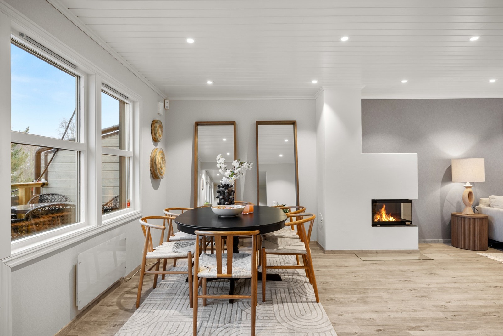 Fra stuen er det utgang til en veranda Galleribilde