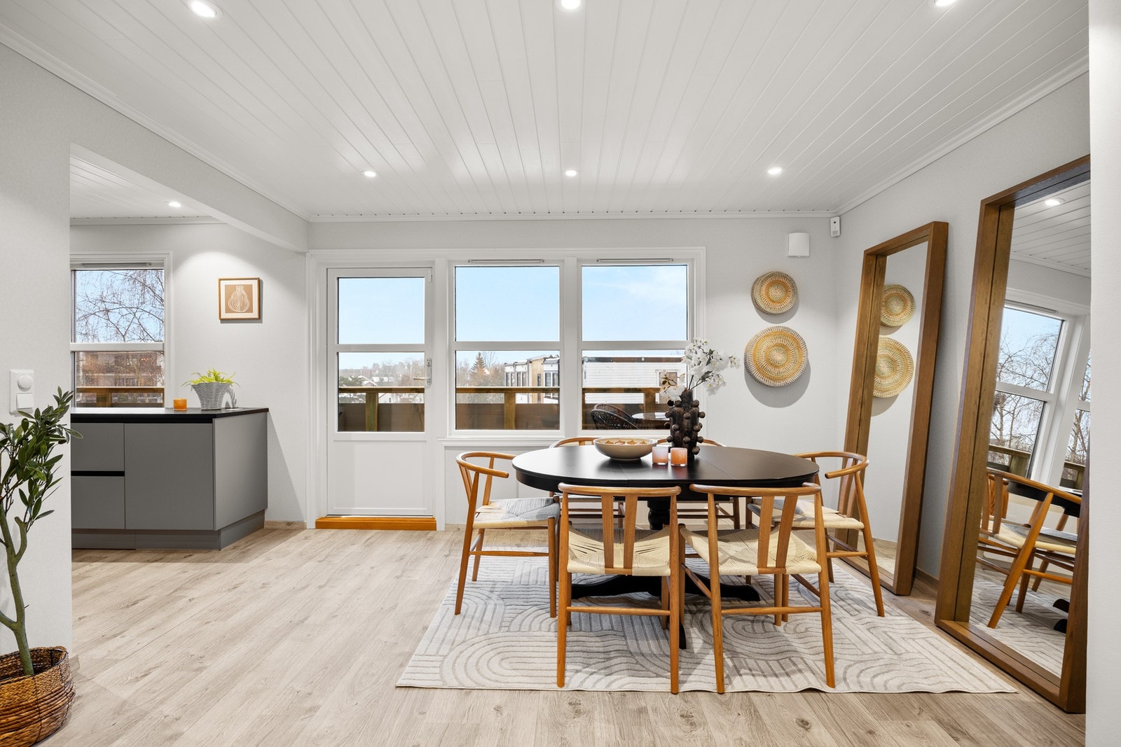 God plass til spisebord med naturlig plassering ved kjøkkenet Galleribilde