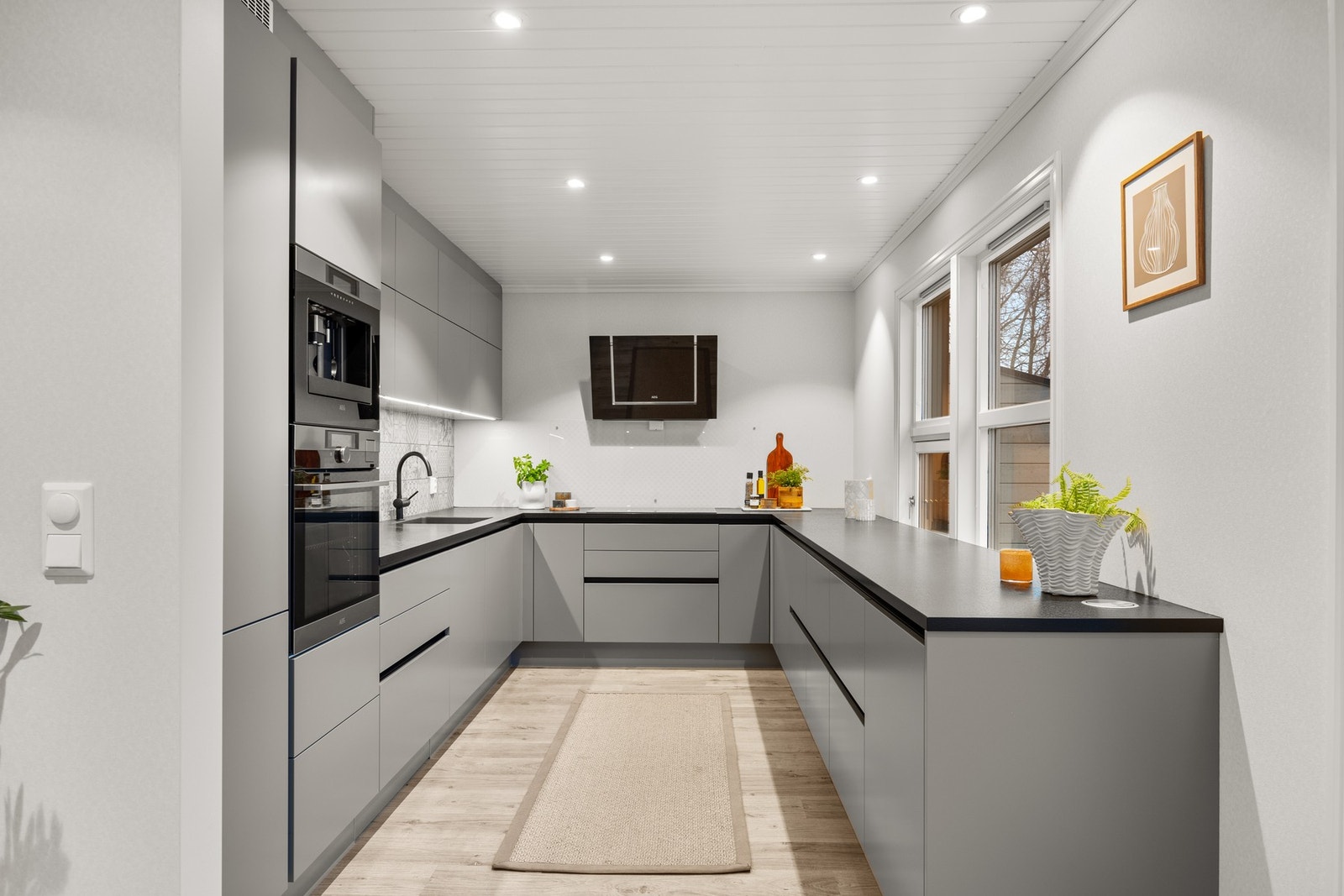 Lekkert, delvis åpnet HTH kjøkken fra 2018 Galleribilde