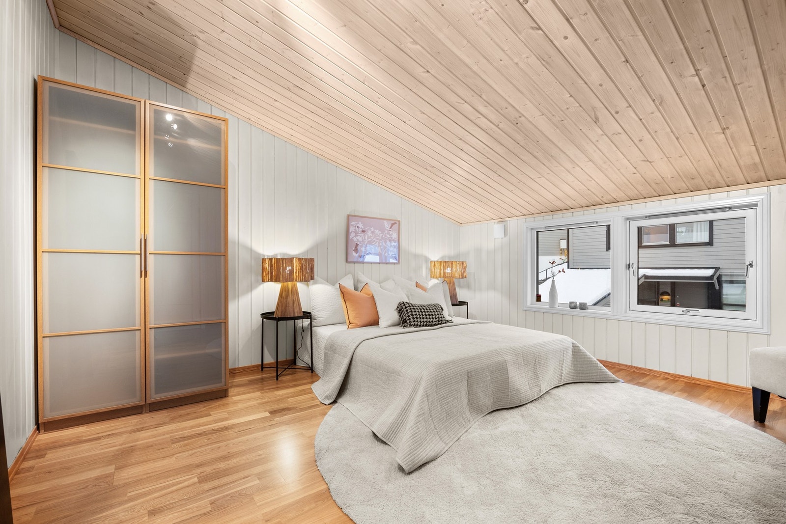 Soverom 2 med god plass til dobbeltseng og garderobeskap Galleribilde