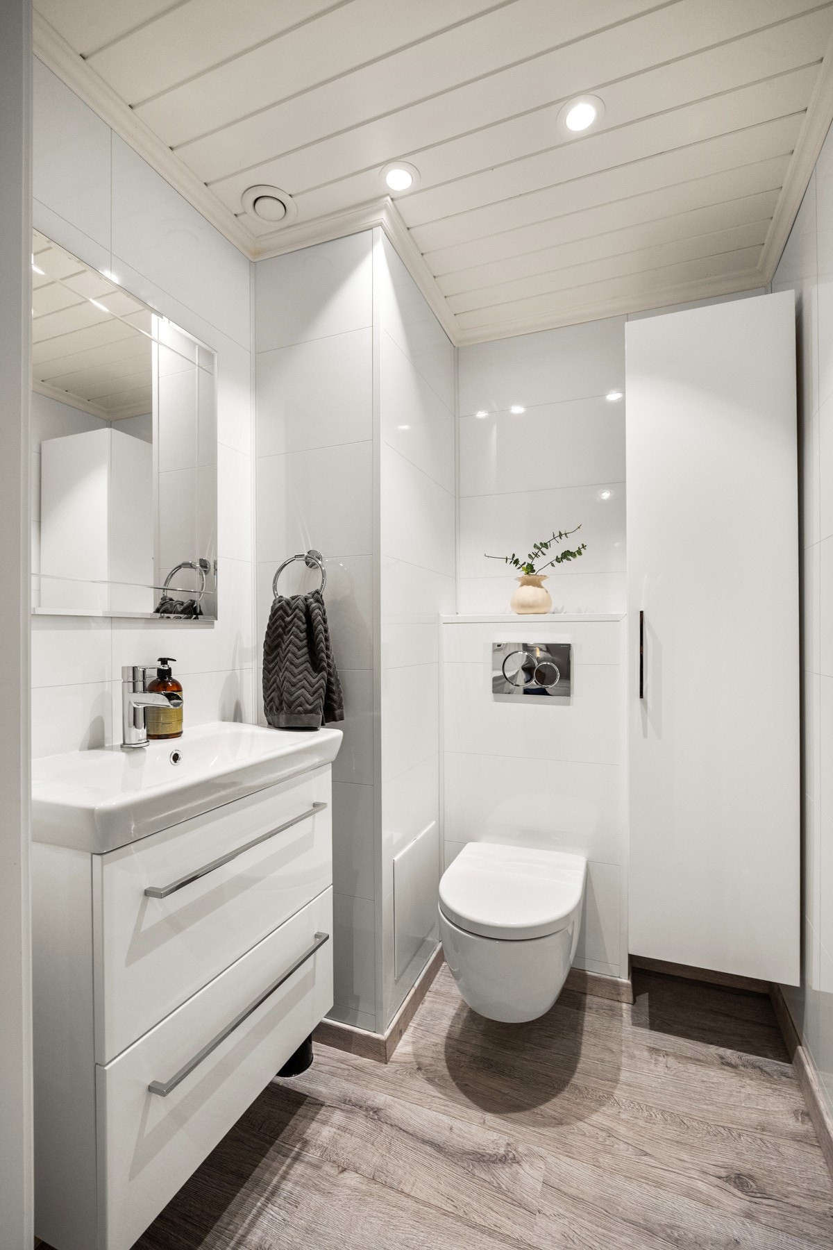 Fra gangen er det inngang til et toalettrom som ble overflateoppusset i 2018 Galleribilde