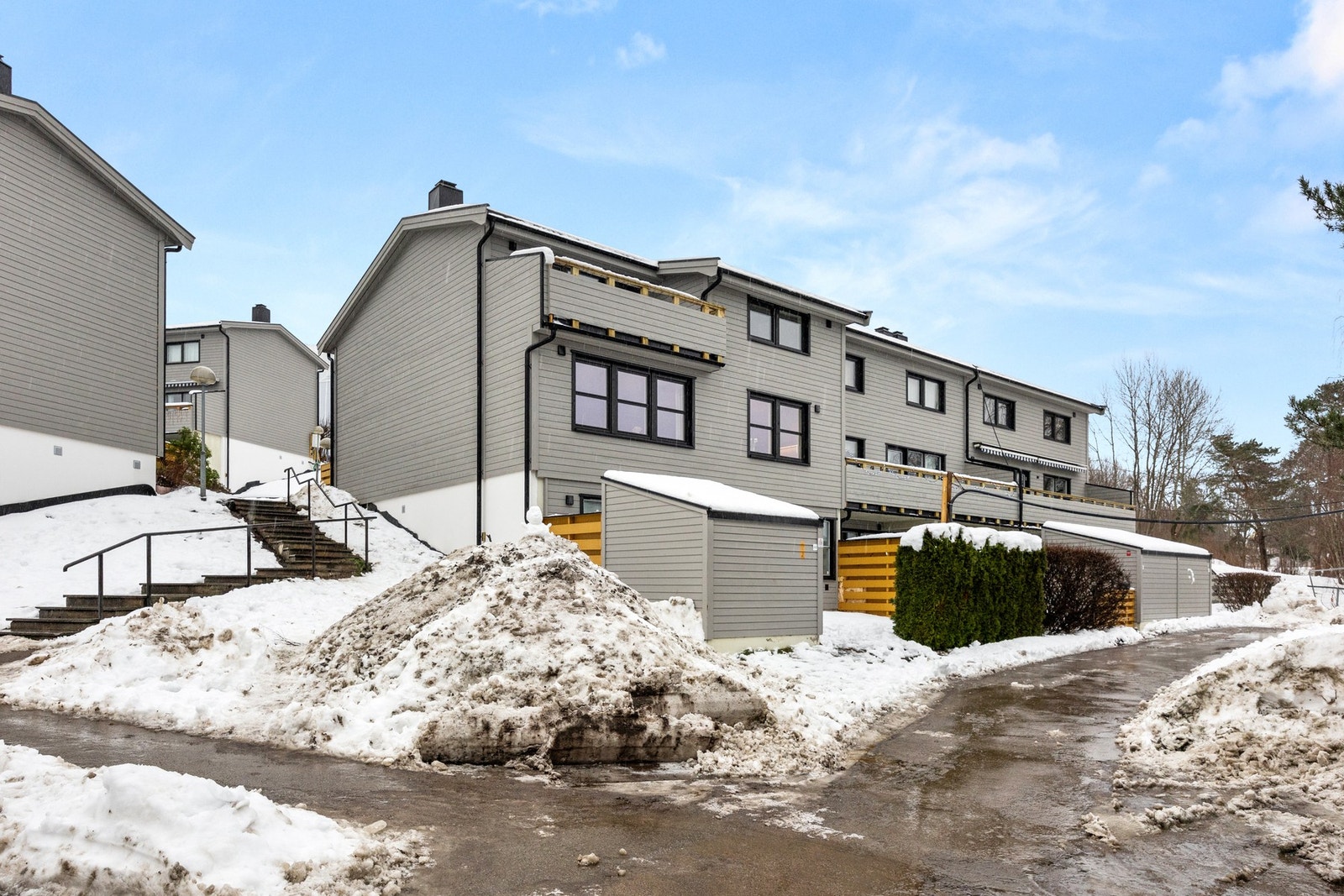 Fellesutgiftene inkluderer bl.a. internett og tv-pakke fra Telia, vaktmester med stell av uteområder og brøyting, fri bruk av fellesvaskeri mm. Galleribilde