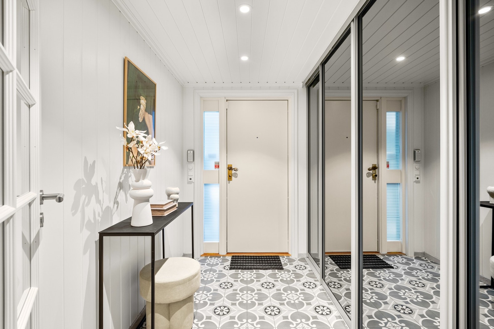 Flislagt, praktisk entré Galleribilde