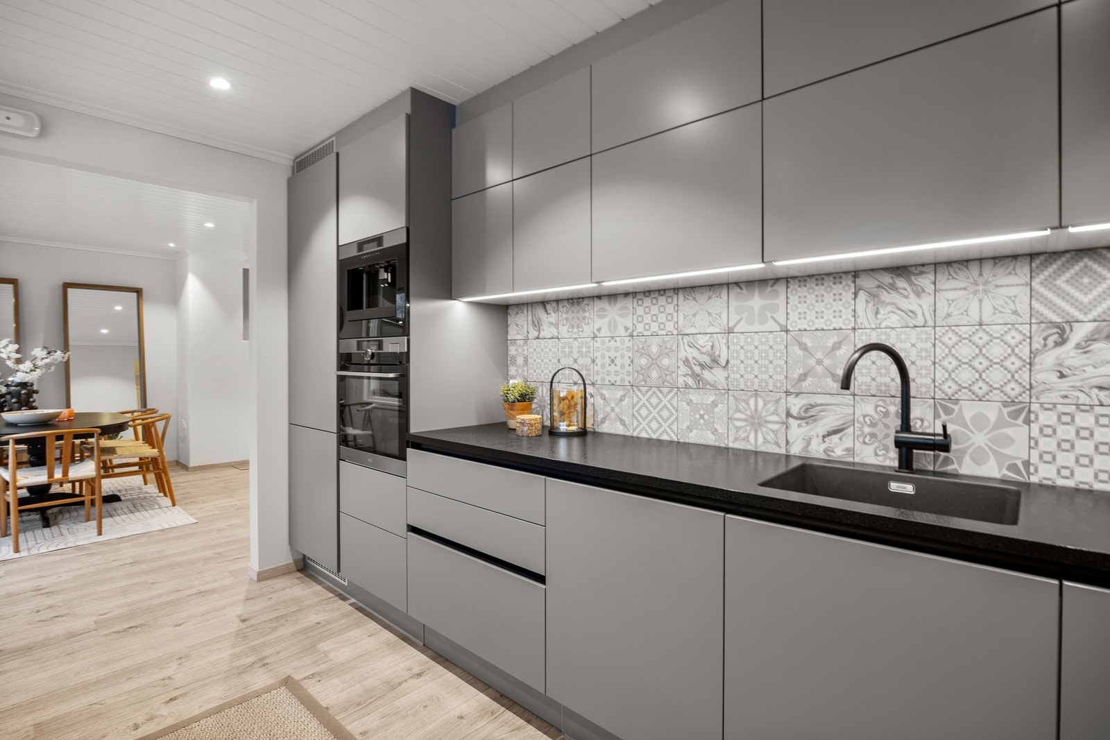 Integrert stekeovn, platetopp, kaffemaskin, kjøl/frys og
oppvaskmaskin Galleribilde