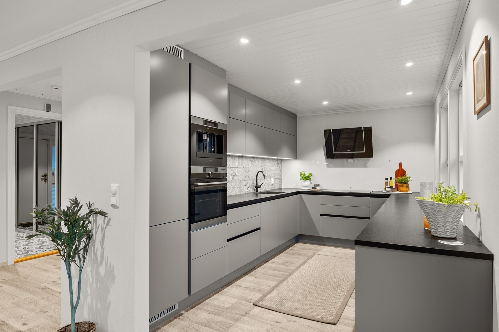 Kjøkkenet har rikelig skap- og benkplass Galleribilde