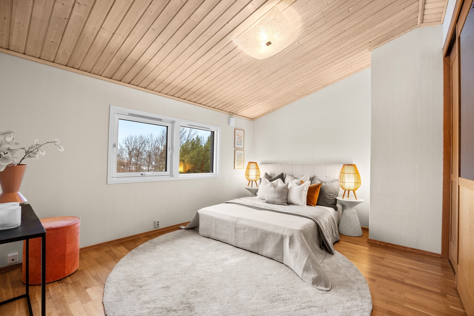 Soverom 1 med god plass til dobbeltseng Galleribilde