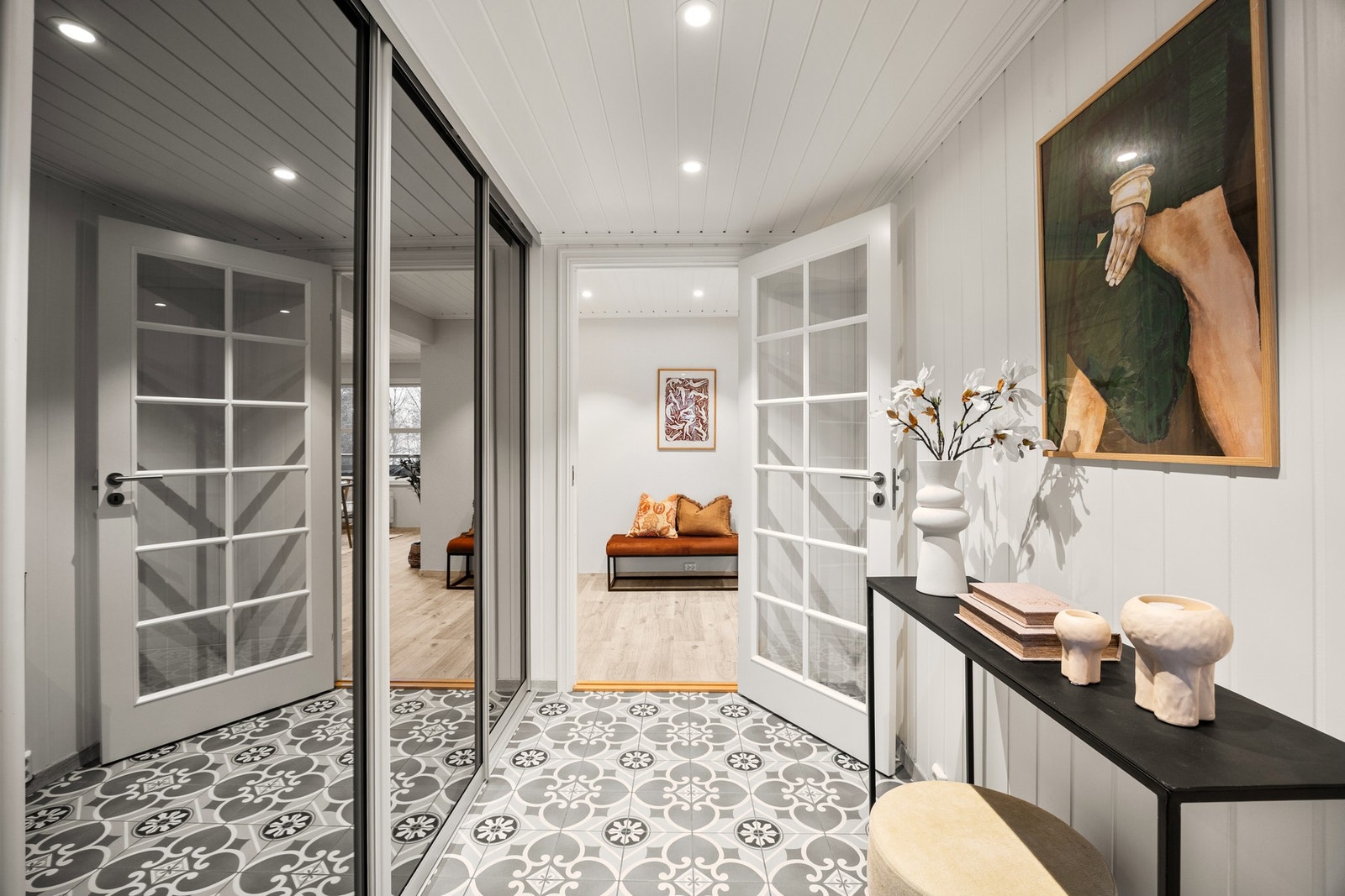 Romslig entré med stor skyvedørsgarderobe | Bak den ene skyvedøren er det inngang til en innvendig bod Galleribilde