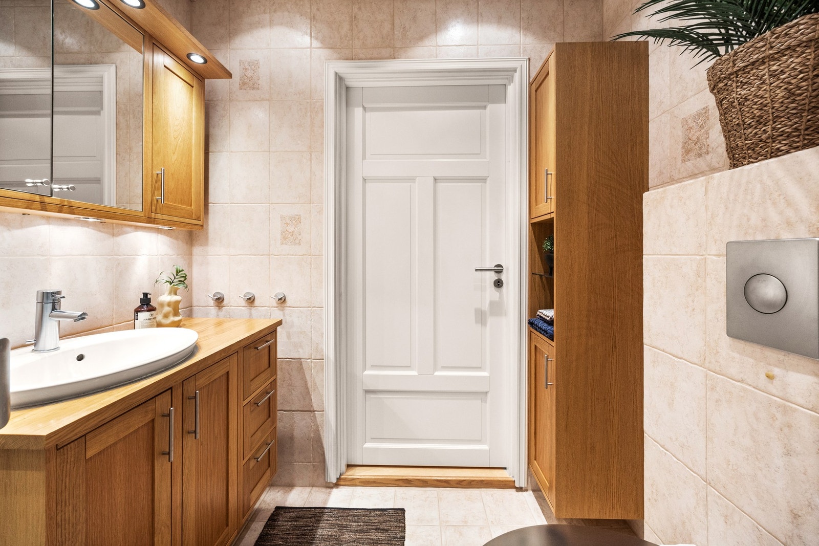 Rikelig med skapplass på badet Galleribilde