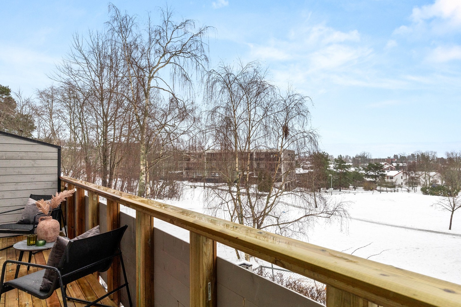 Fra verandaen er det fritt utsyn over et grøntområde uten gjenboere Galleribilde