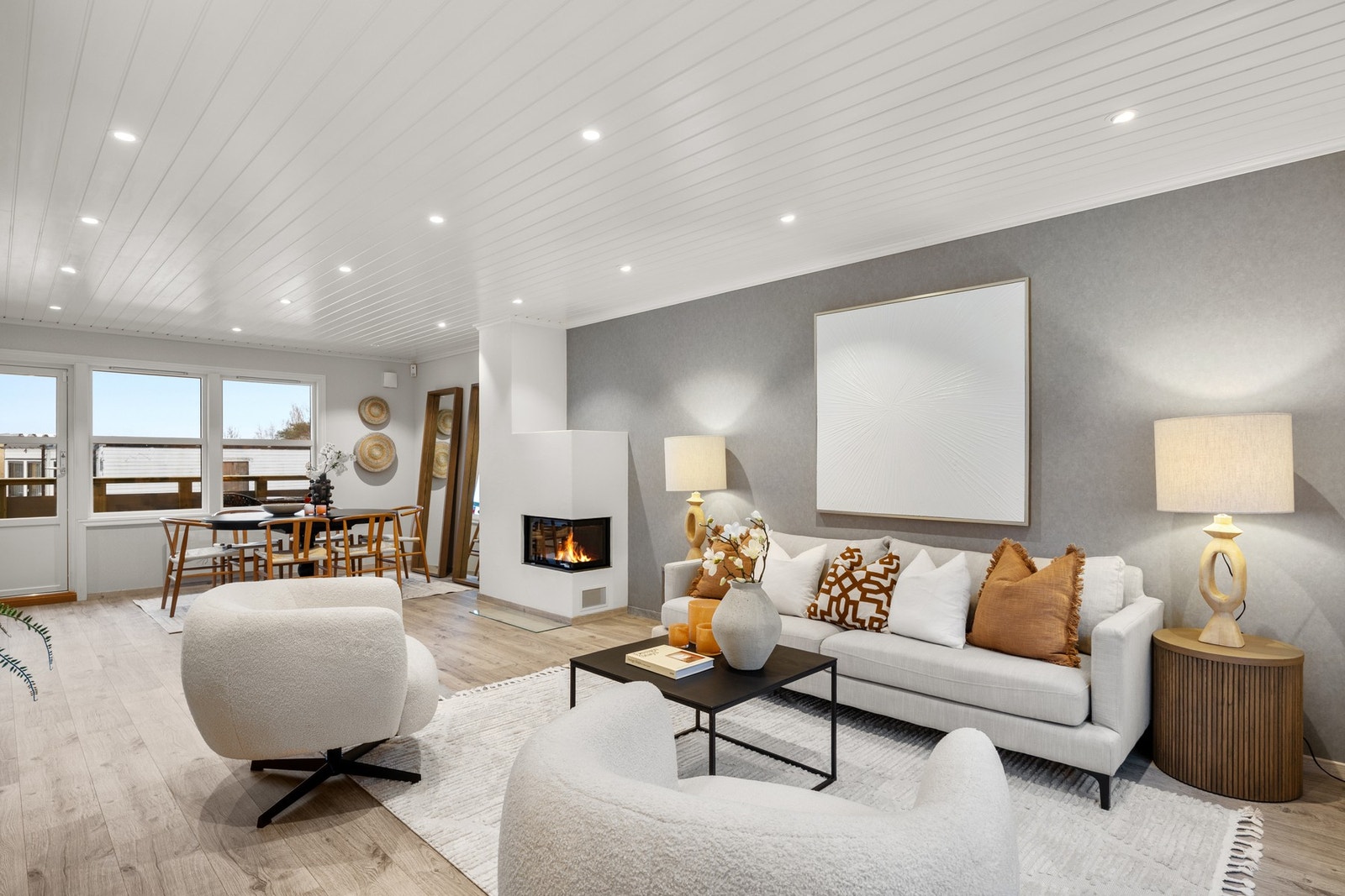 Stor stue med god plass til sofagruppe og spisebord Galleribilde