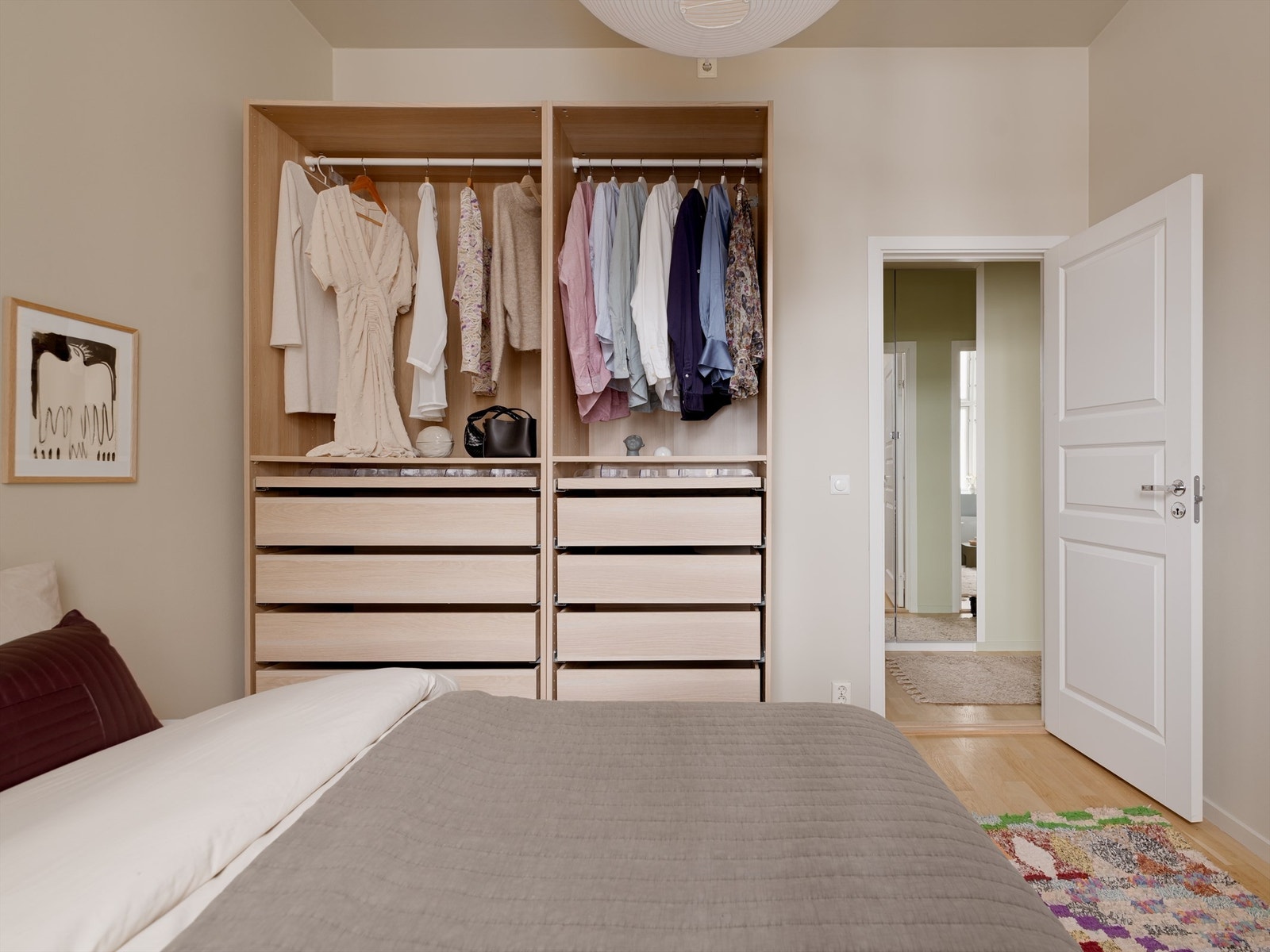 Idealgarderoben er et utrydningstruet luksusdyr - åpen, ryddig og sjokkerende veloppdragen. Her sett i sitt naturlige habitat: soverommet. Galleribilde