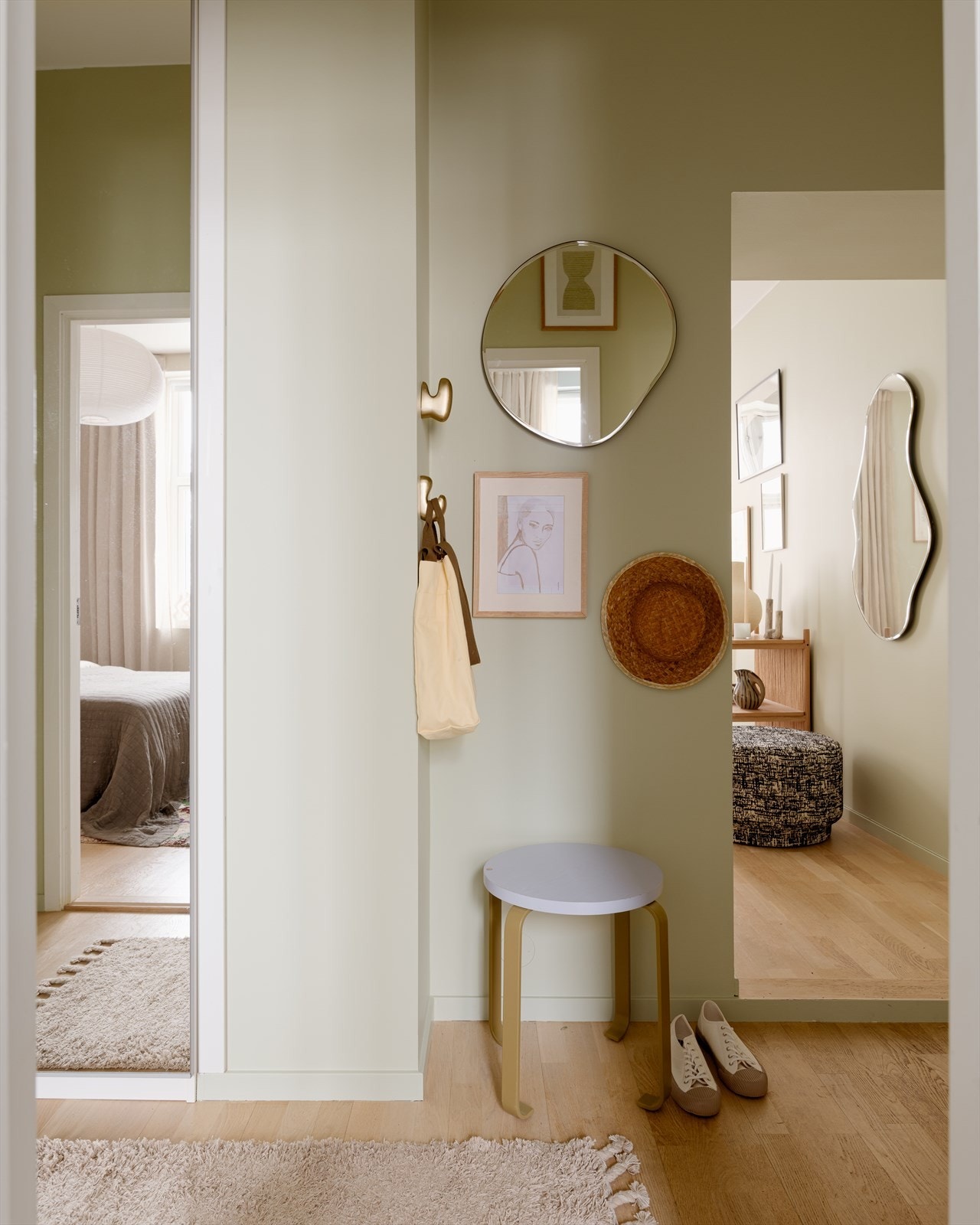 I entréen er det en stor gardeobe med speilfronter du kan gjemme bort vintertøyet ditt i. -Praktisk knagg til solhatten er det også! Galleribilde