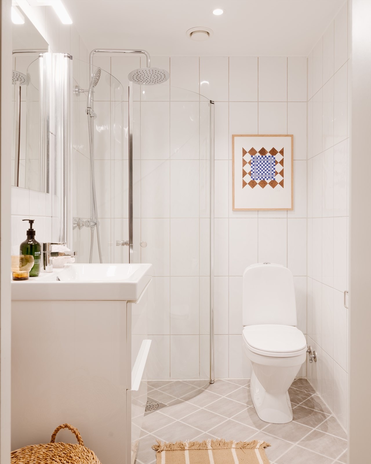 Rent og ryddig bad fra byggeår 2008. Badet ble ytterligere oppgradert i 2020 med lekker innredning og opplegg for vaskemaskin. Galleribilde