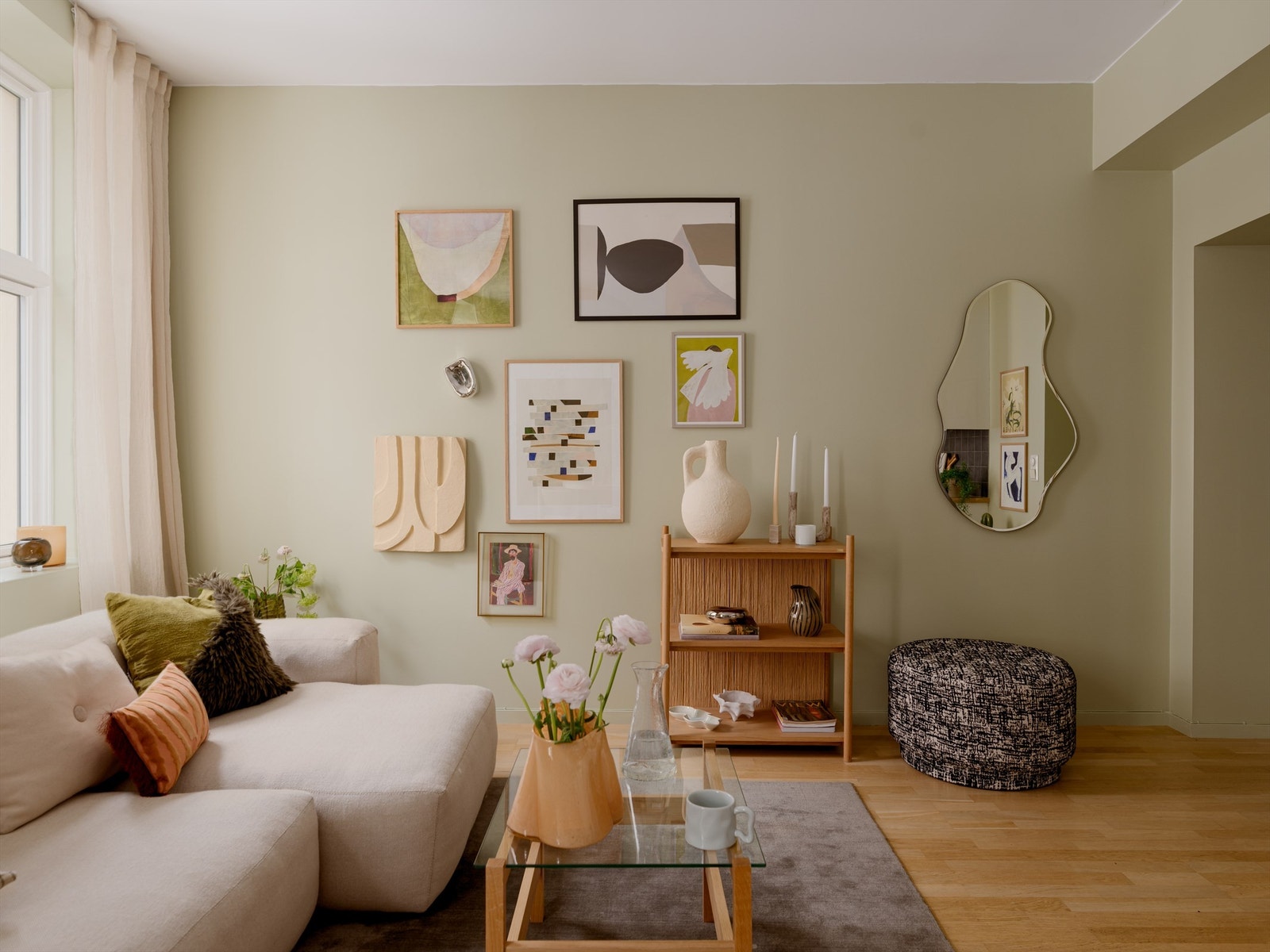 Stuen har en sosial utforming, men fortsatt god plass til dedikerte soner for sofa og spisebord. Galleribilde