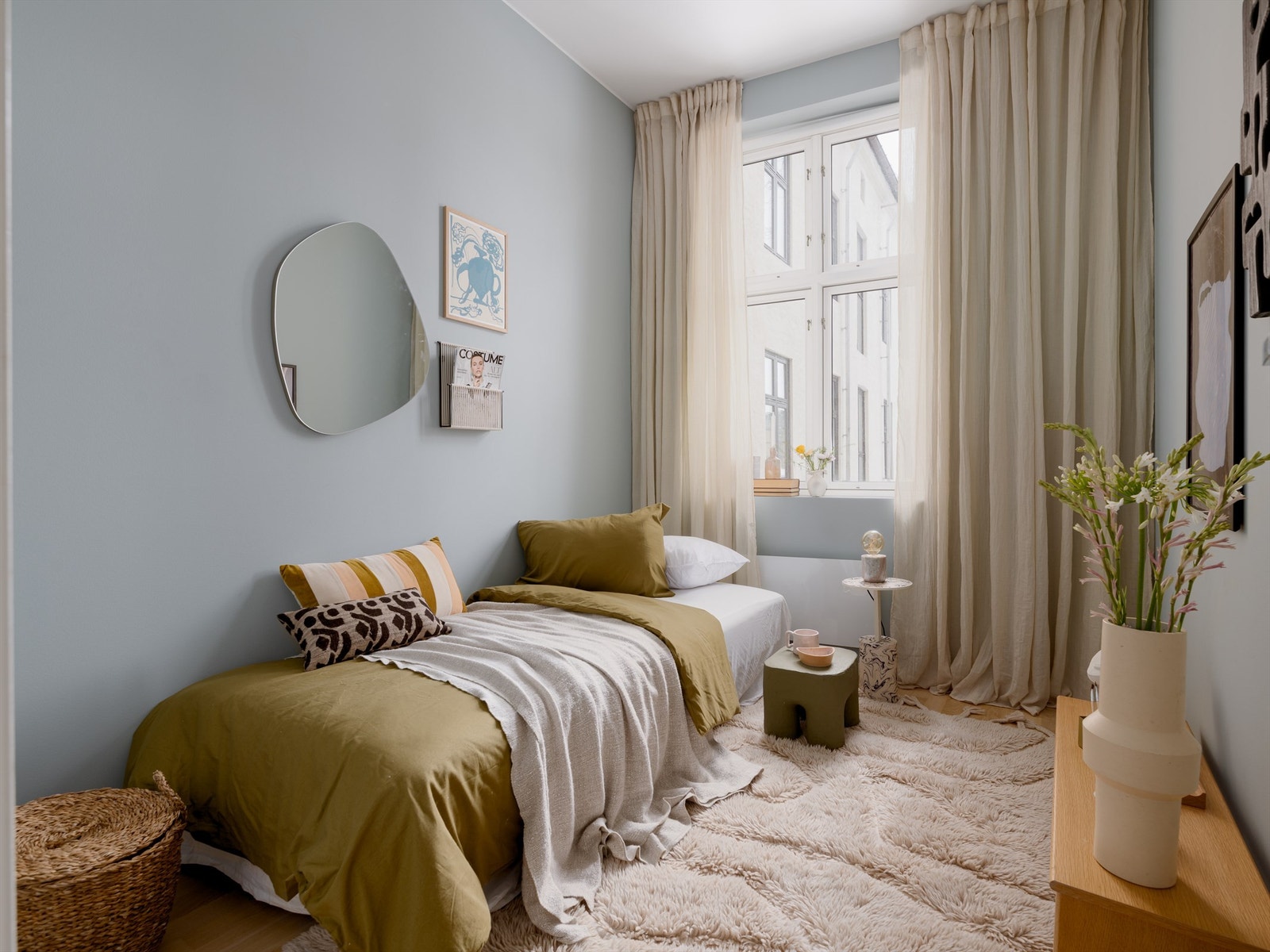 Den samme imponerende takhøyden går igjen i de fleste rom i leiligheten. Soverommet er ca. 2,30 m bredt, så her kan sengen plasseres på langs, på tvers - eller skrått, avhengig av dagsformen. Galleribilde