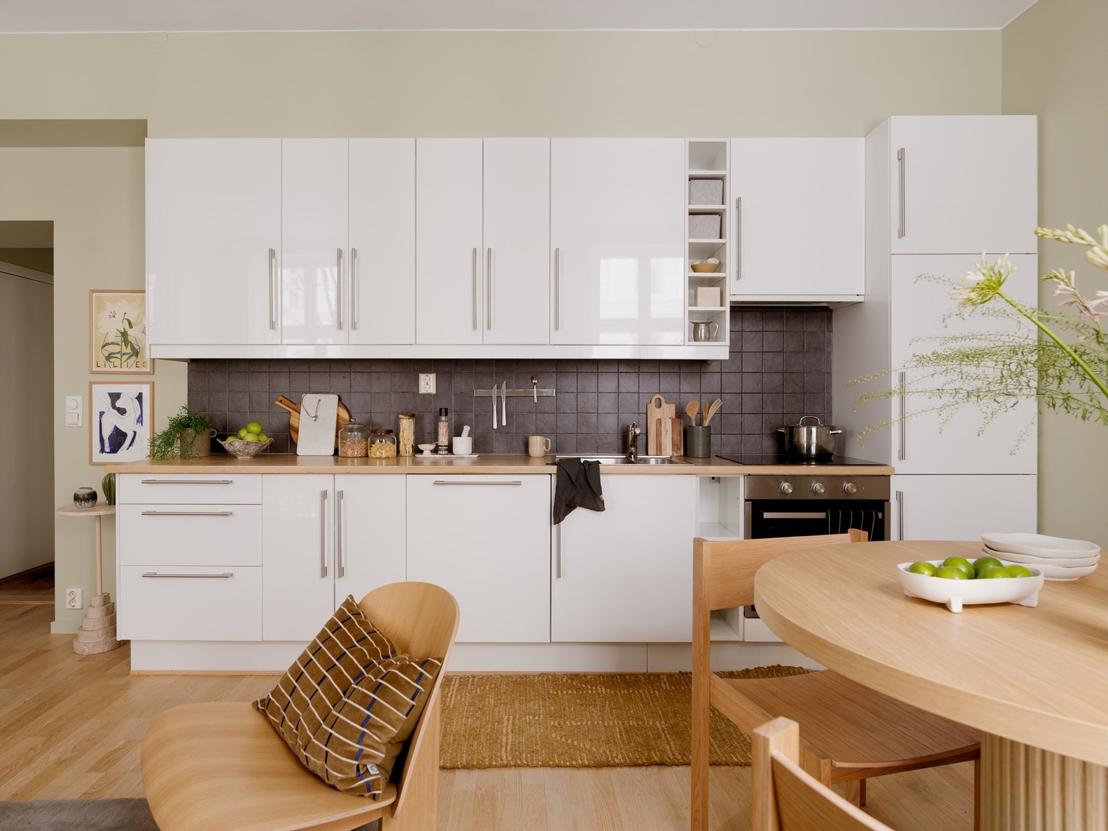 Kjøkkenet har integrerte hvitevarer som komfyr, platetopp, kjøl/frys, ventilator og oppvaskmaskin som alle følger med ved salg. Galleribilde