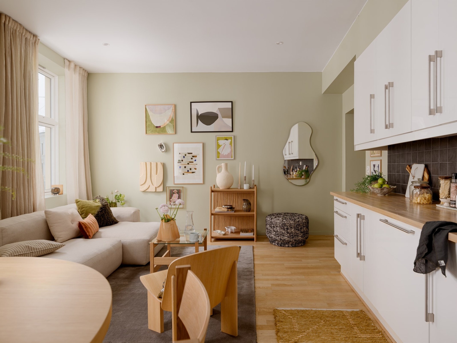 Her har du det beste av to verdener; Takhøyde og dype vinduskarmer fra byggeår 1900, Moderne ventilasjon og teknisk standard fra ombygging i 2008. Galleribilde