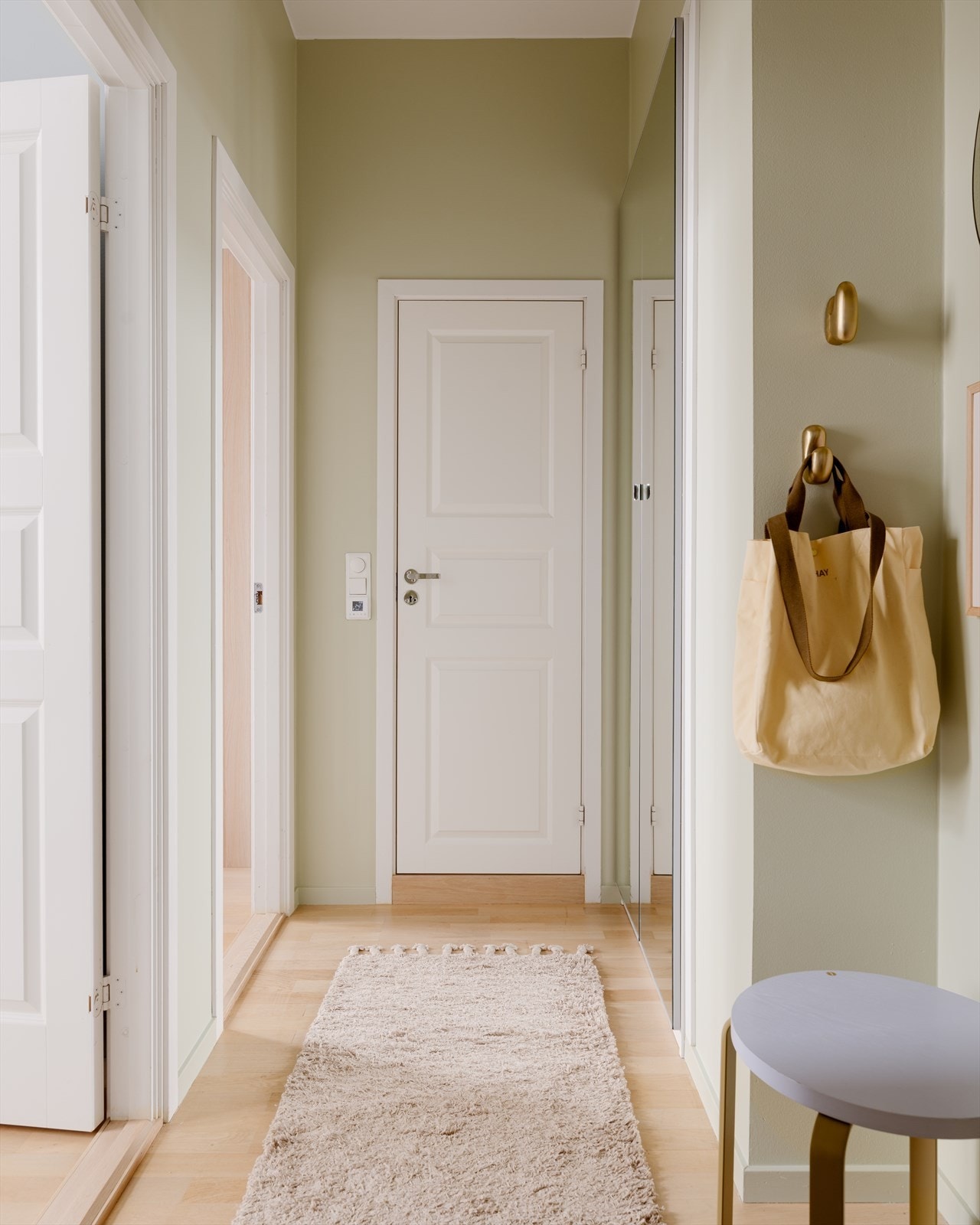 En langstrakt og nymalt entré binder alle leilighetens rom sammen og har plass til både faste håndtrykk og lidenskapelige kyss. Galleribilde