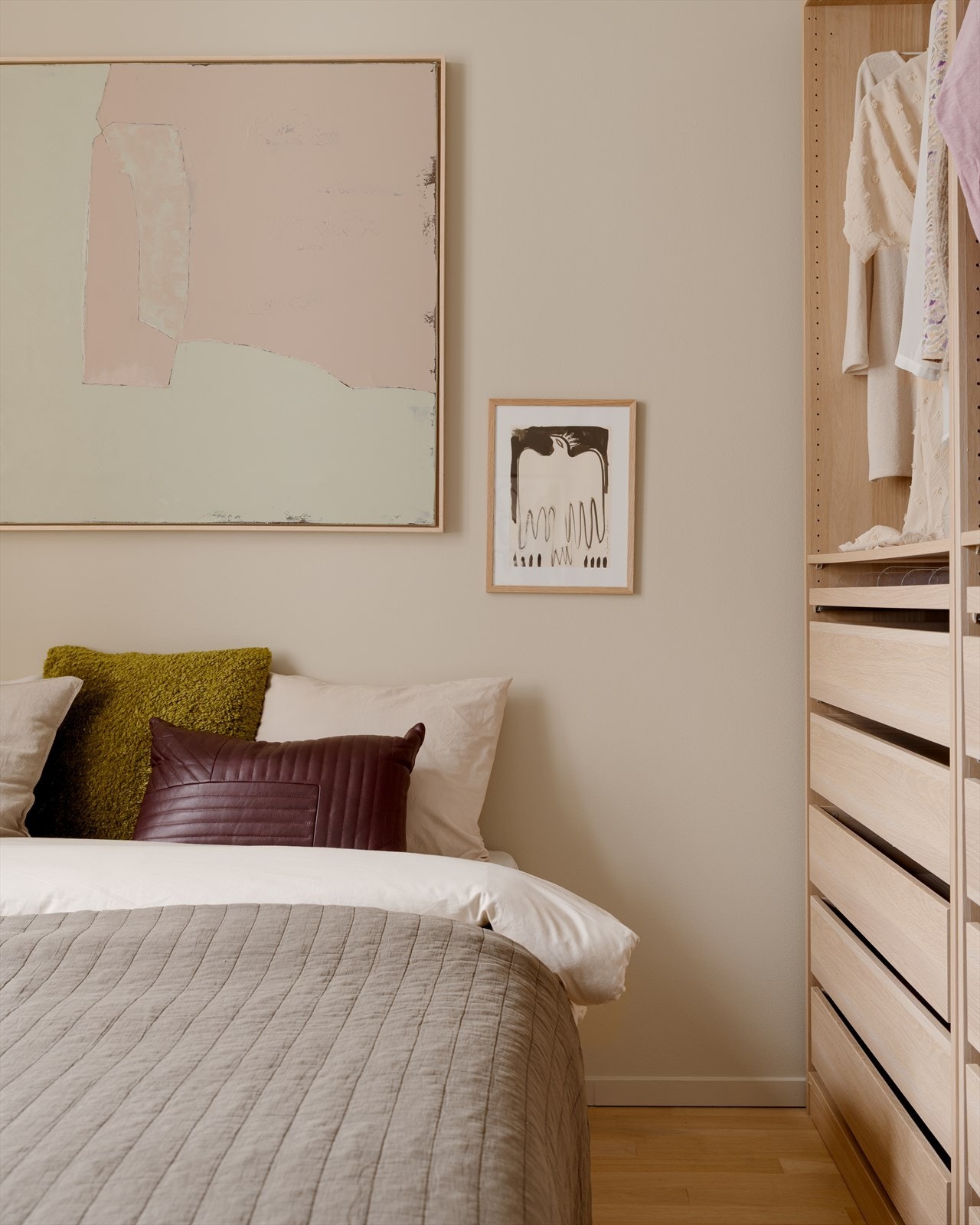 Rommet har en raus størrelse og den samme gode takhøyden som går igjen i resten av leiligheten. Dobbeltseng og nattbord får enkelt plass her! Galleribilde