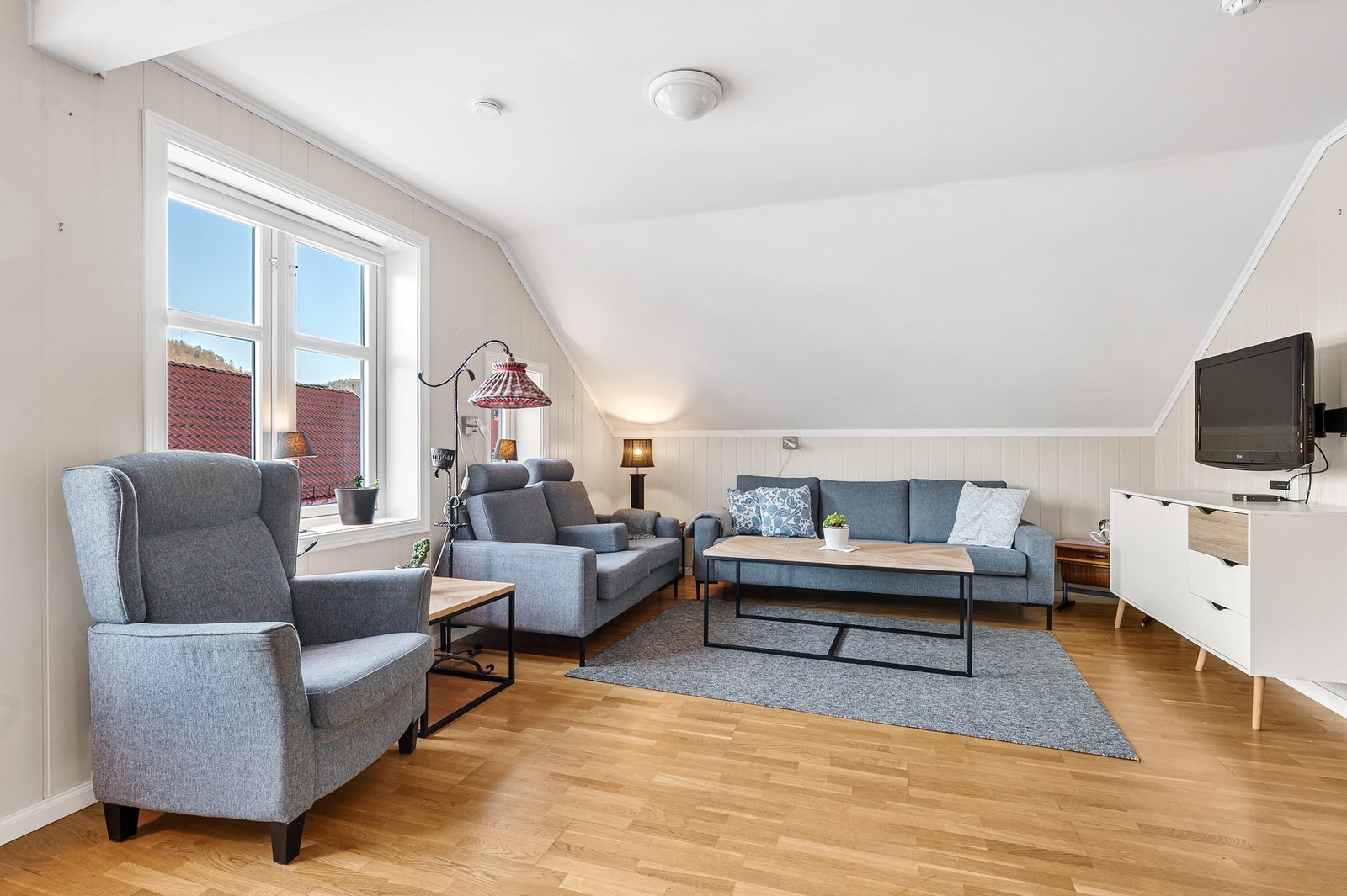 Store vindusflater slipper inn rikelig med naturlig lys. Galleribilde