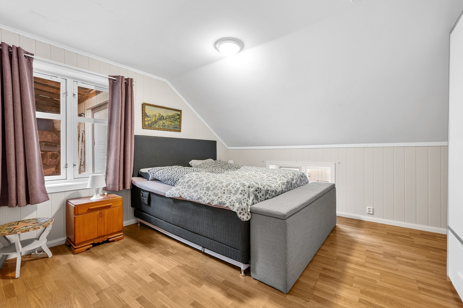 Romslig hovedsoverom med god plass til dobbeltseng, garderobe og nattbord. Galleribilde