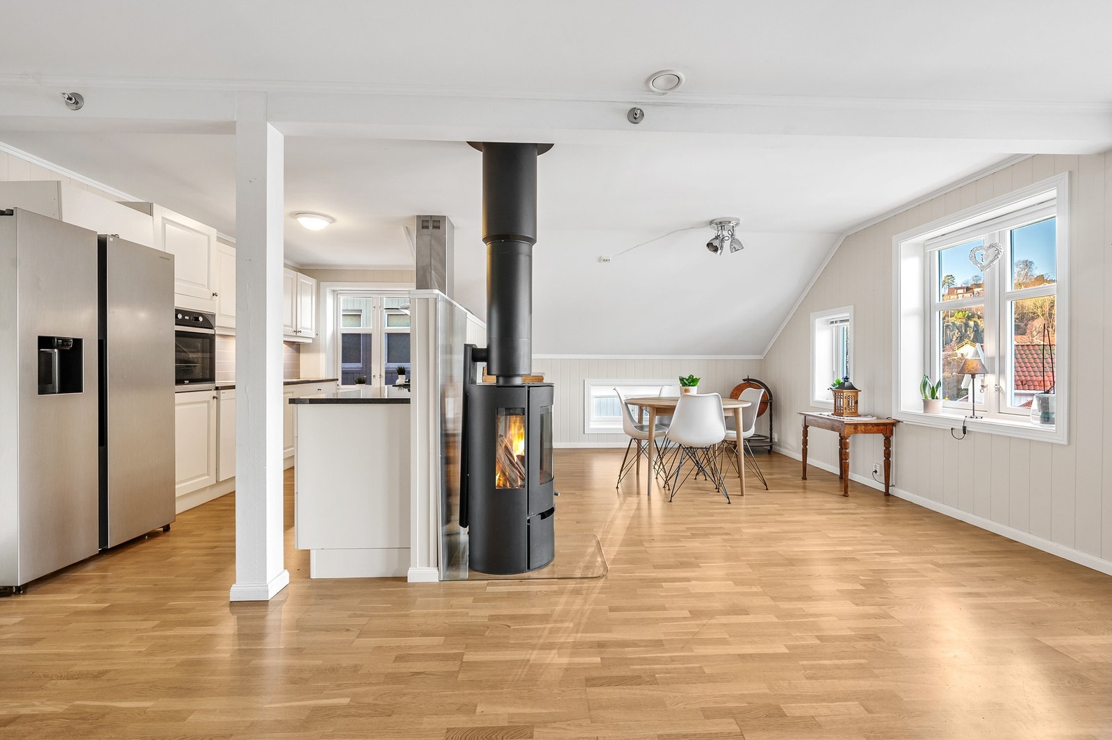 En hyggelig peisovn varmer godt på kalde vinterdager. Galleribilde