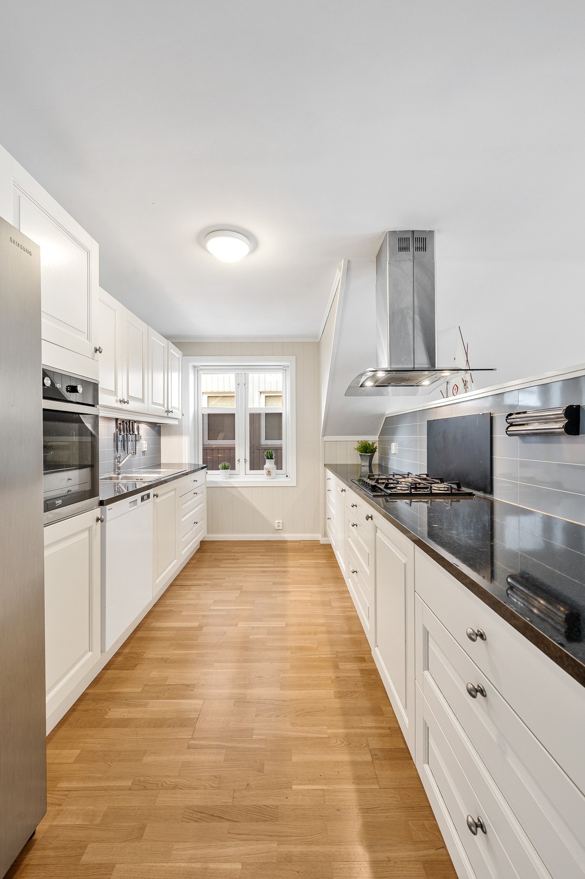 Tiltaltende kjøkken med god skap- og benkeplass. Galleribilde