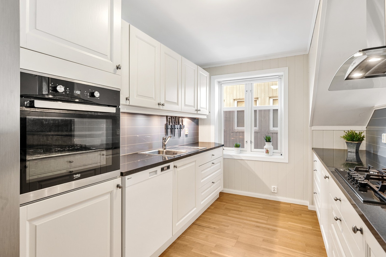 Kjøkkenet er godt utstyrt med oppvaskmaskin, vask, komfyr, platetopp og kjøleskap. Galleribilde