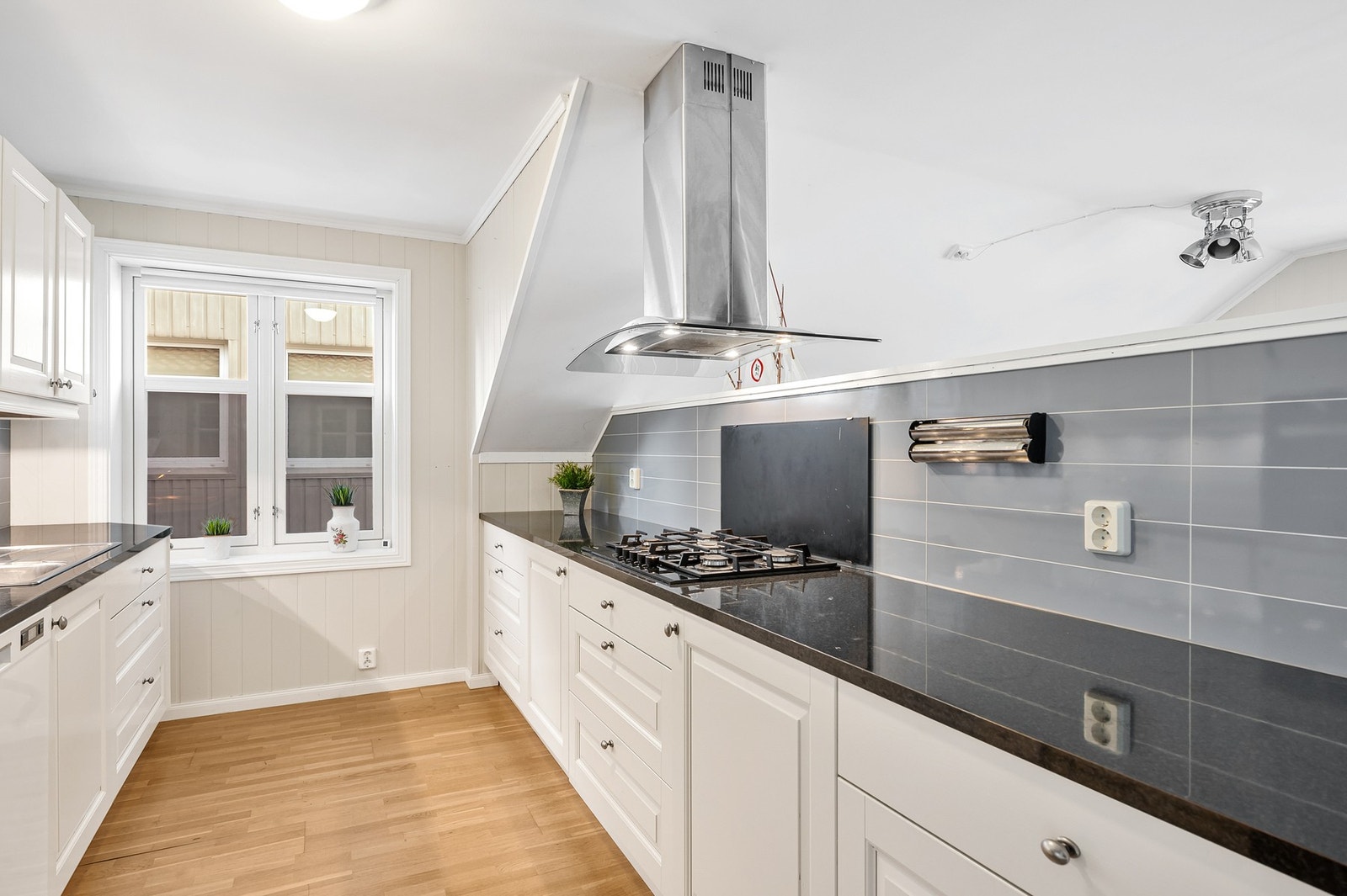 Alle hvitevarene på kjøkkenet medfølger i salget. Galleribilde