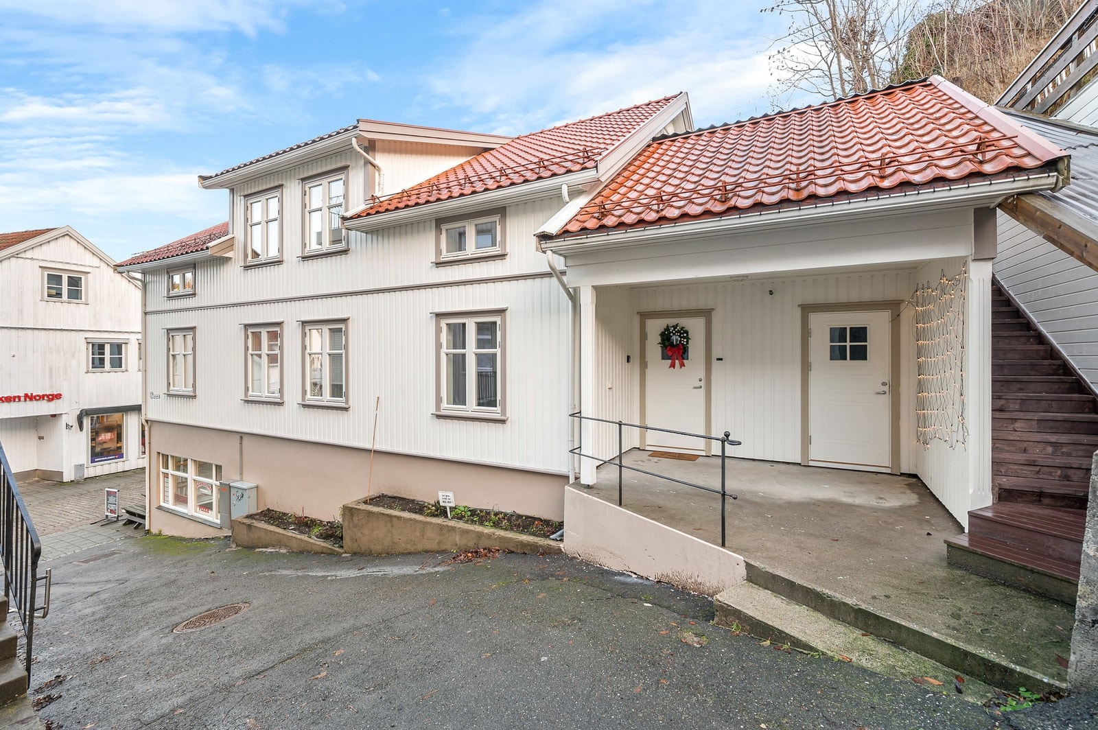 Inngangspartiet ligger tiltaketrukket til. Galleribilde