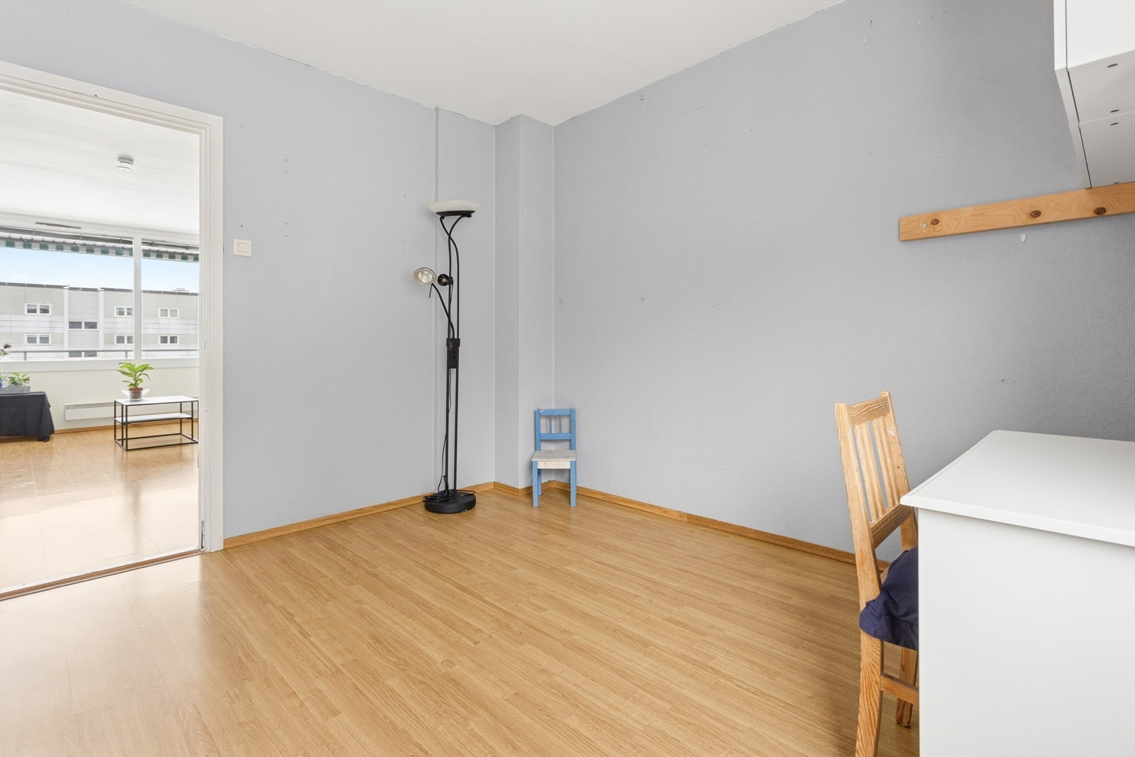 Hovedsoverommet som i dag benyttes som kontor, har tilgang til praktisk bod-rom/walk in closet. Galleribilde