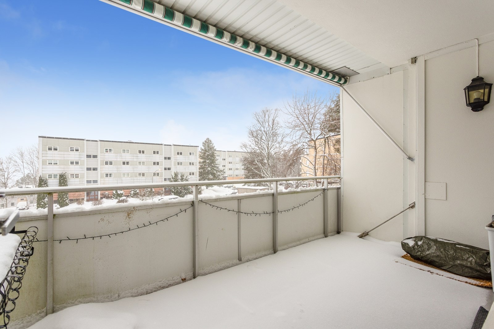 Balkongen oppleves som en forlengelse av stuen på sommerhalvåret, med god plass til sittegruppe, grill og beplantning hvor hyggelige sommerdager kan nytes i godt selskap. Galleribilde