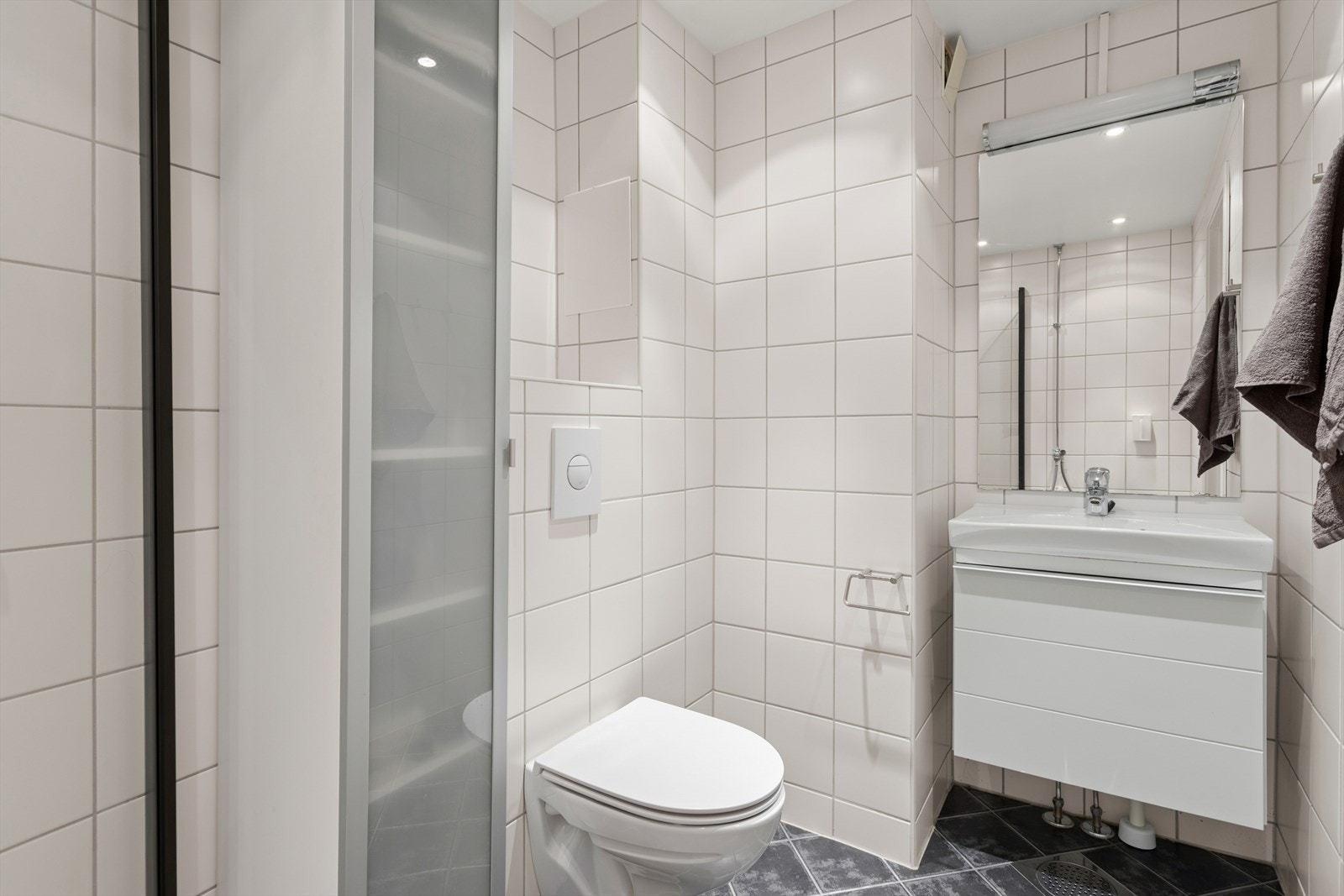 Flislagt baderom med varmekabler i gulv og lysdimmer i tak. Oppussing av badet ble gjennomført i regi av borettslaget 2011. Galleribilde