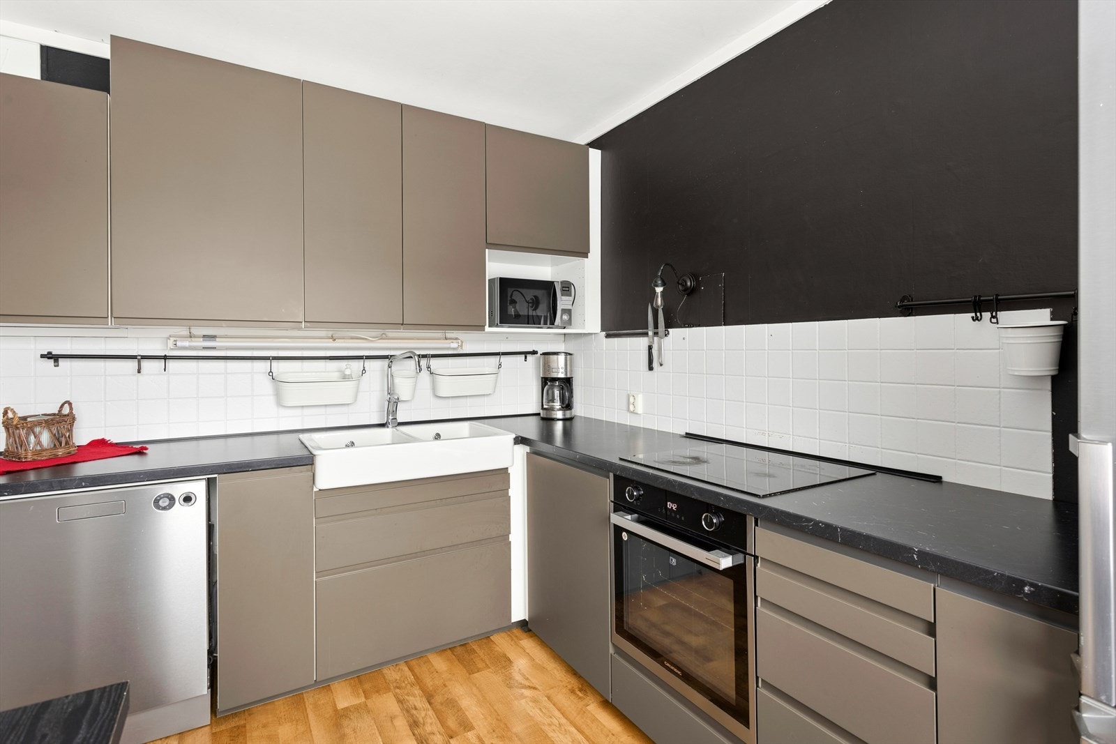 Kjøkkenet har meget god benkplass for den som er glad i å lage mat! Galleribilde