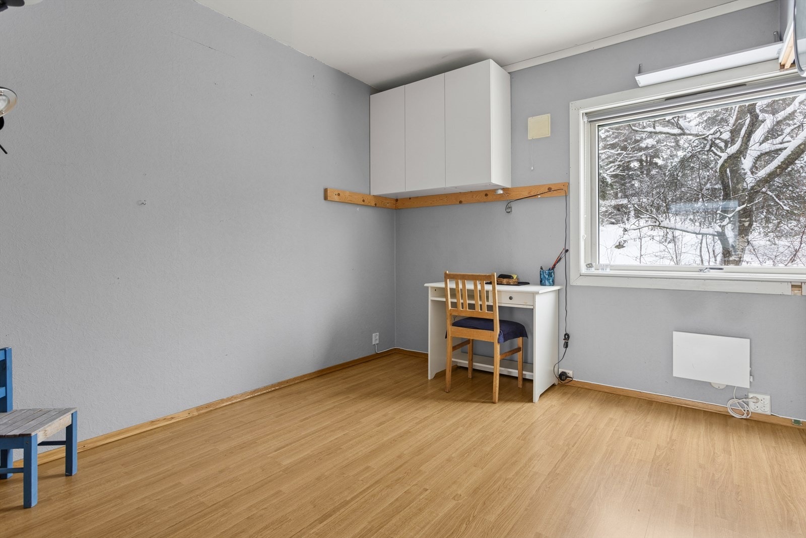 Leiligheten har to gode soverom, begge rommene ligger svalt til mot nordøst med utsikt til grønne omgivelser og morgensol. Galleribilde